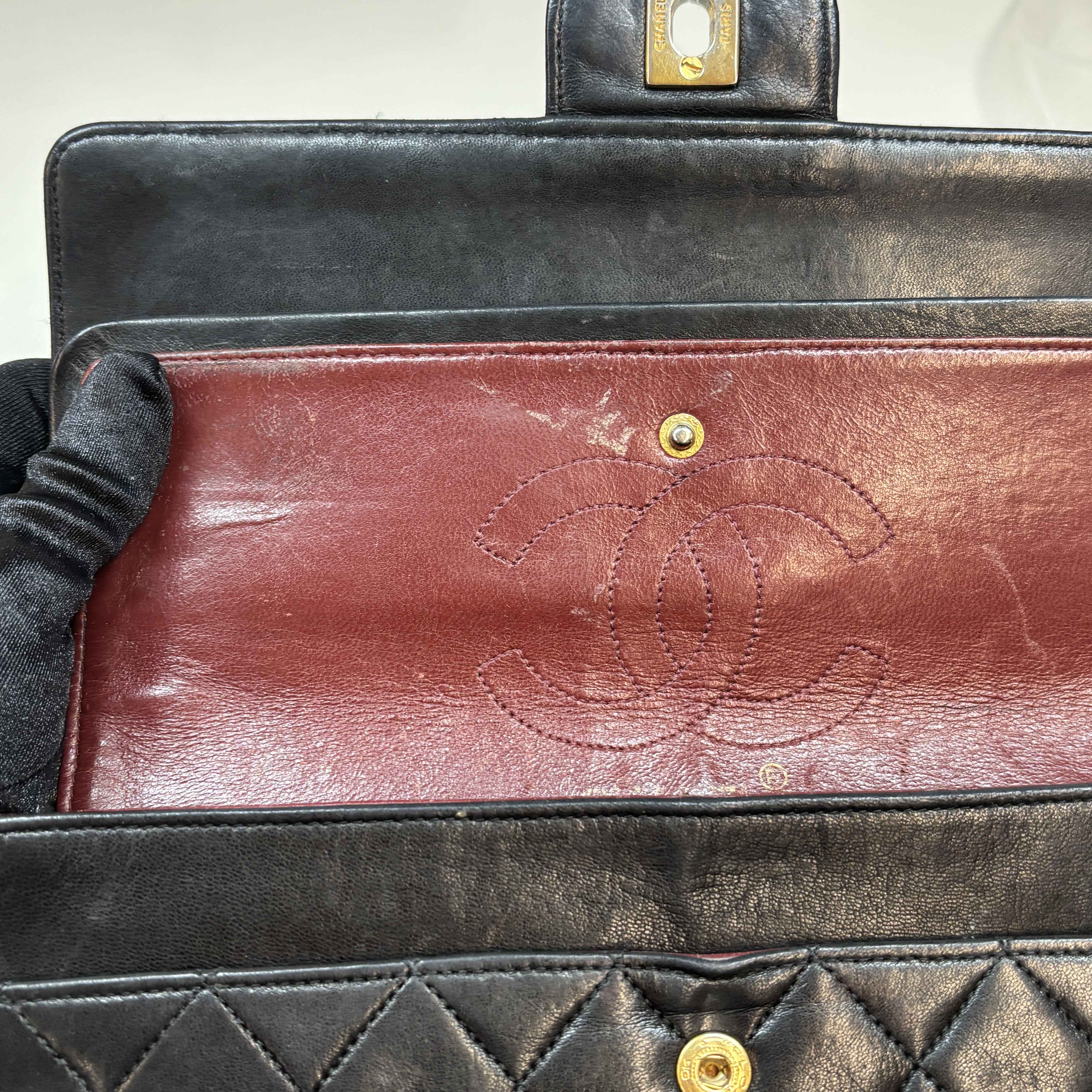 Women's Small Classic Flap Handbag Black