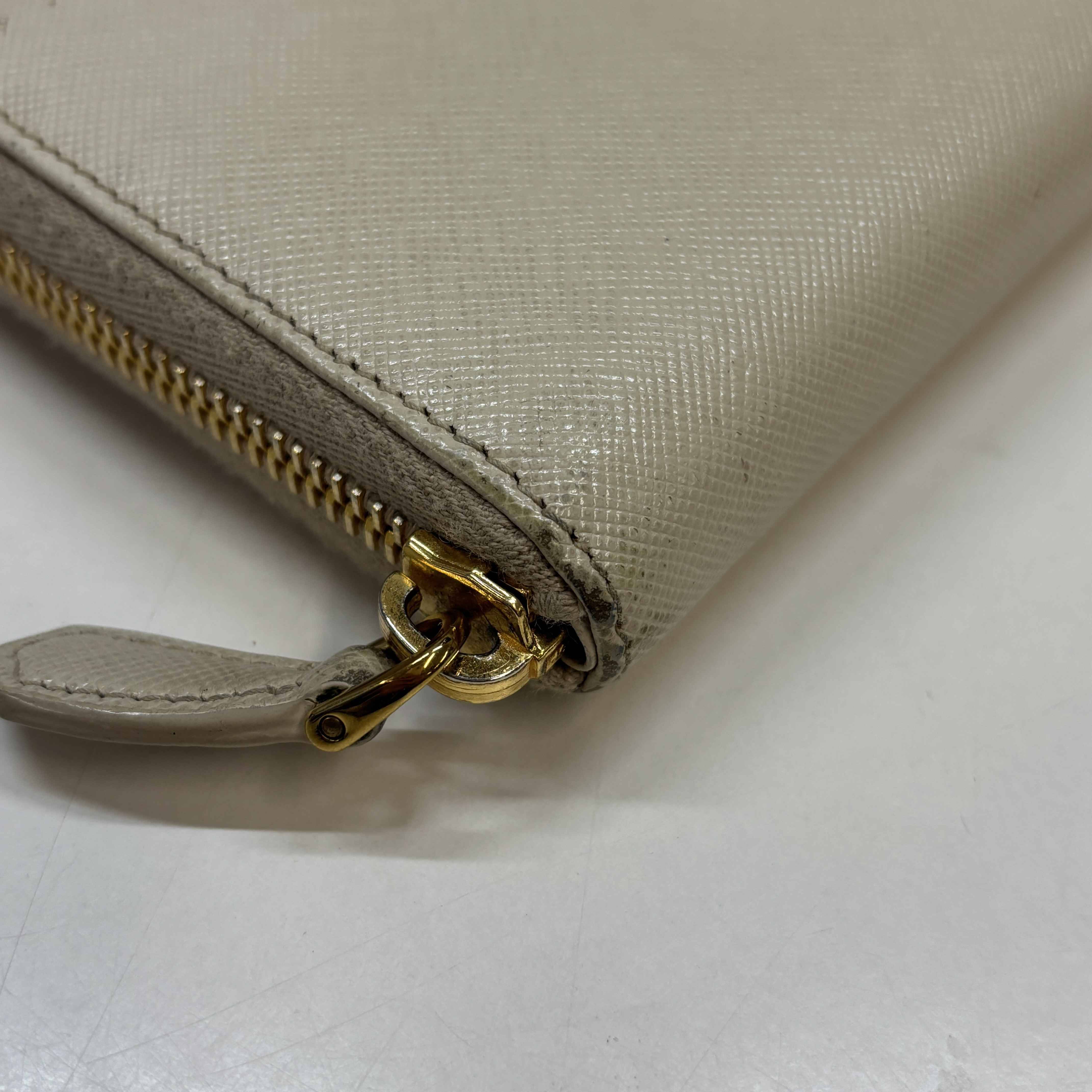 Women's Plaque Logo Saffiano Purse Cream Size L