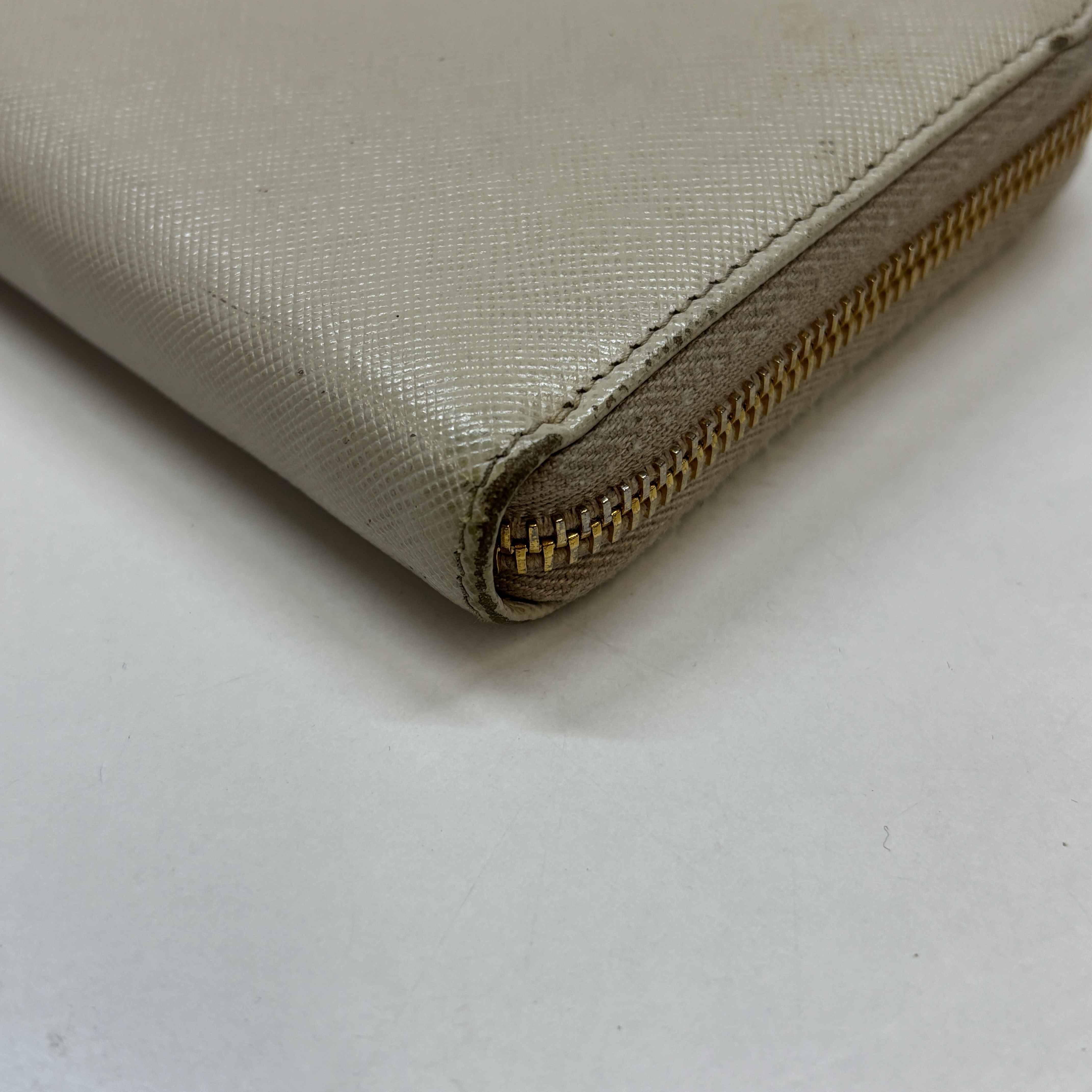 Women's Plaque Logo Saffiano Purse Cream Size L