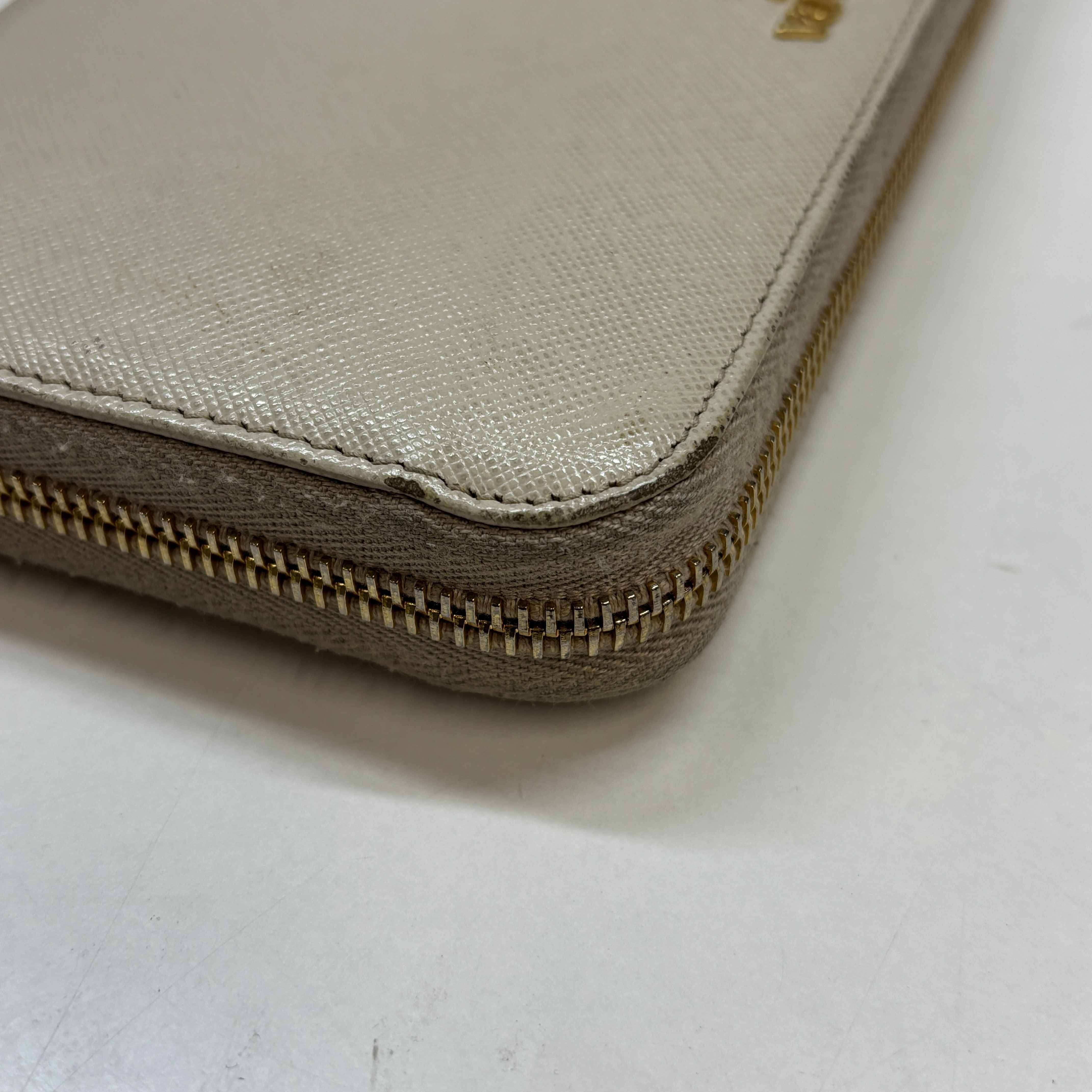 Women's Plaque Logo Saffiano Purse Cream Size L