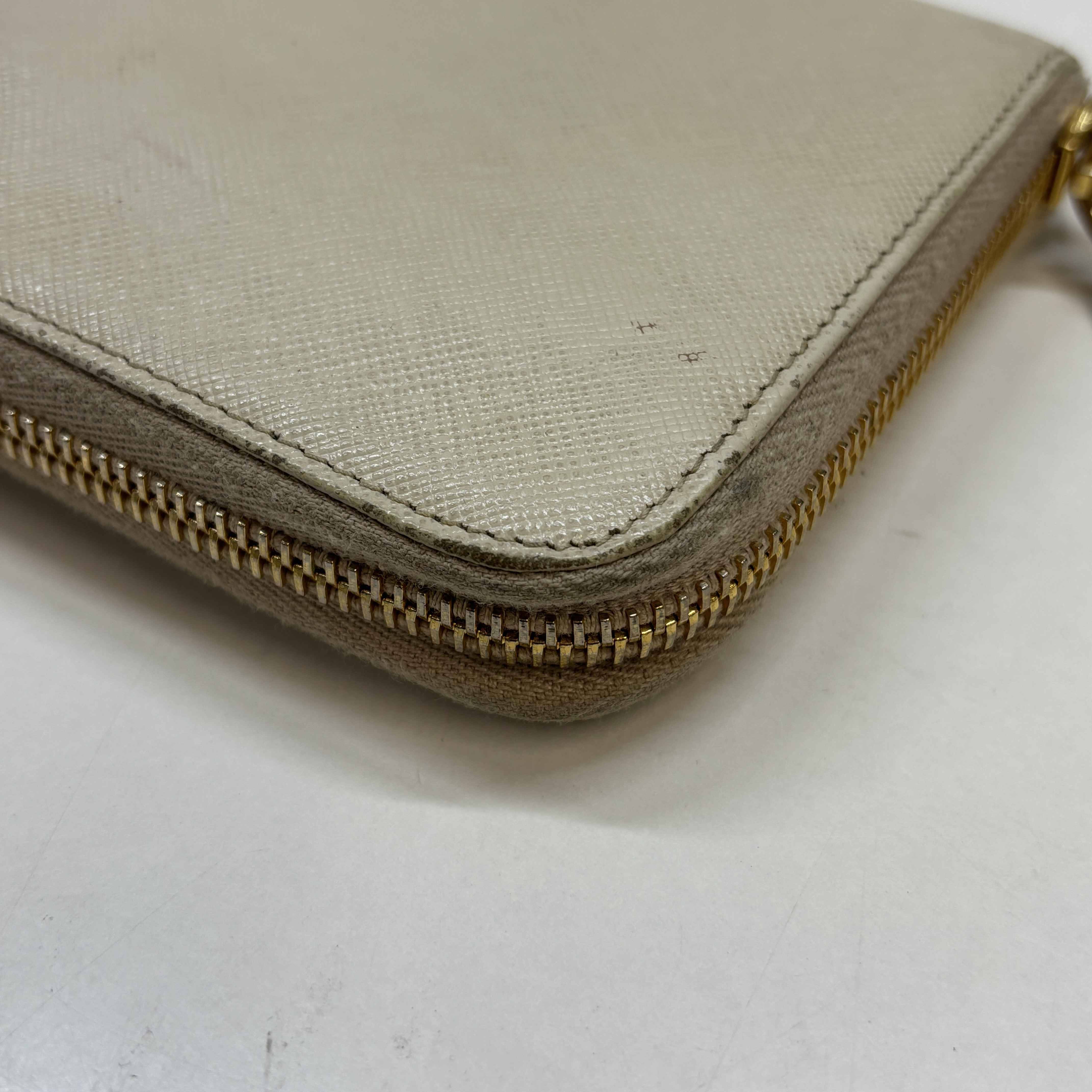 Women's Plaque Logo Saffiano Purse Cream Size L