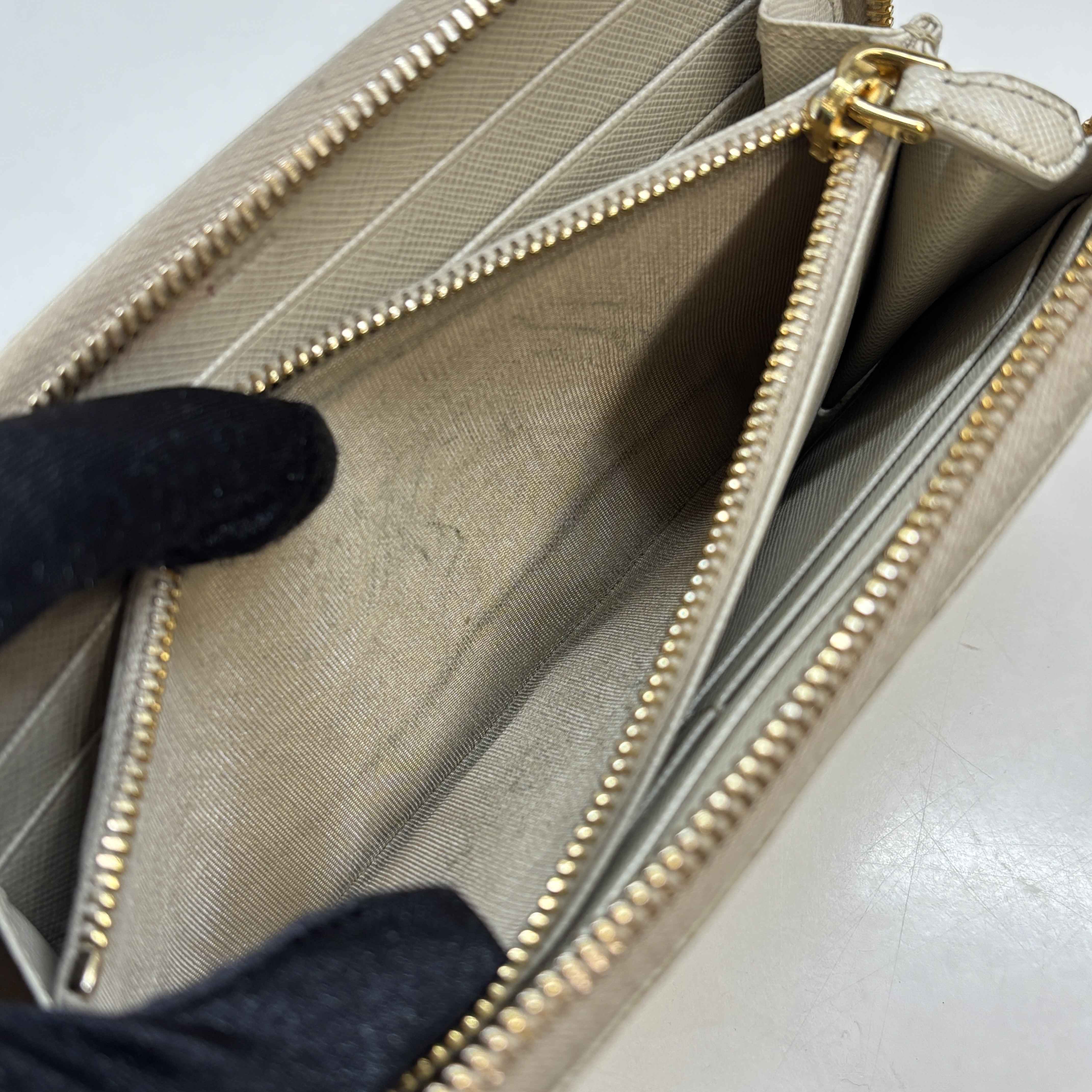 Women's Plaque Logo Saffiano Purse Cream Size L