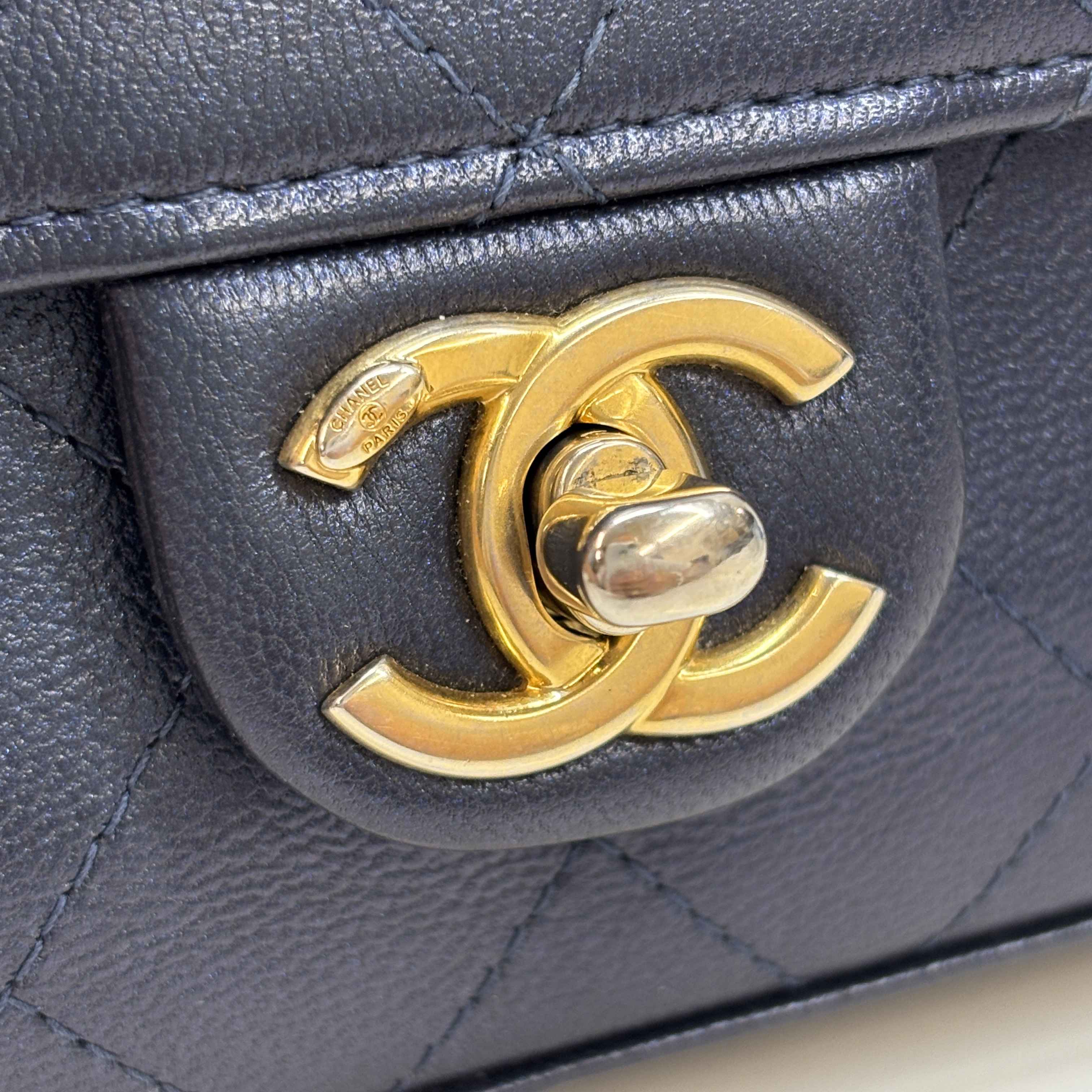 Women's Mini Cc Chic Pearl Crossbody Bag Navy