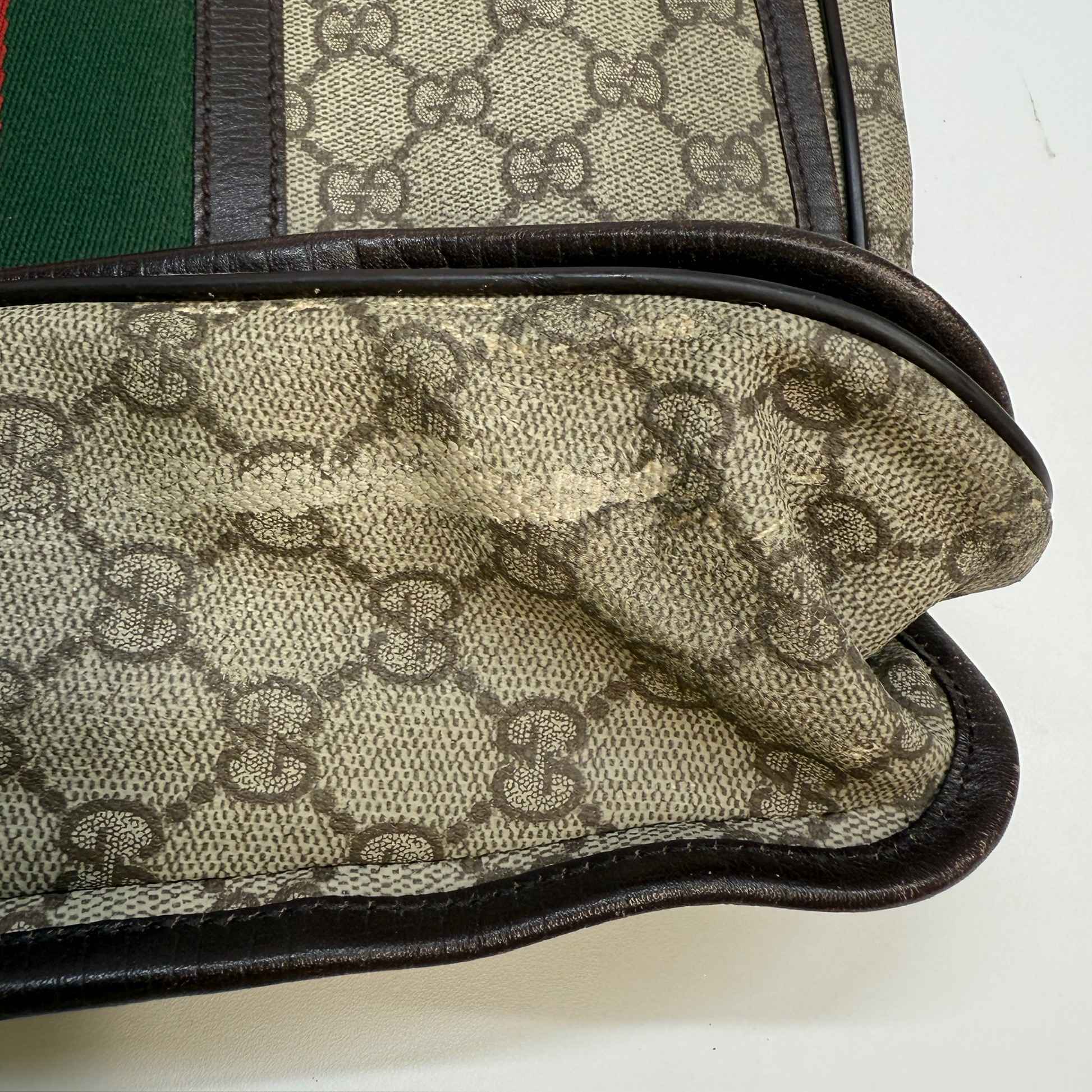 Men's Gg Supreme Messenger Bag Brown