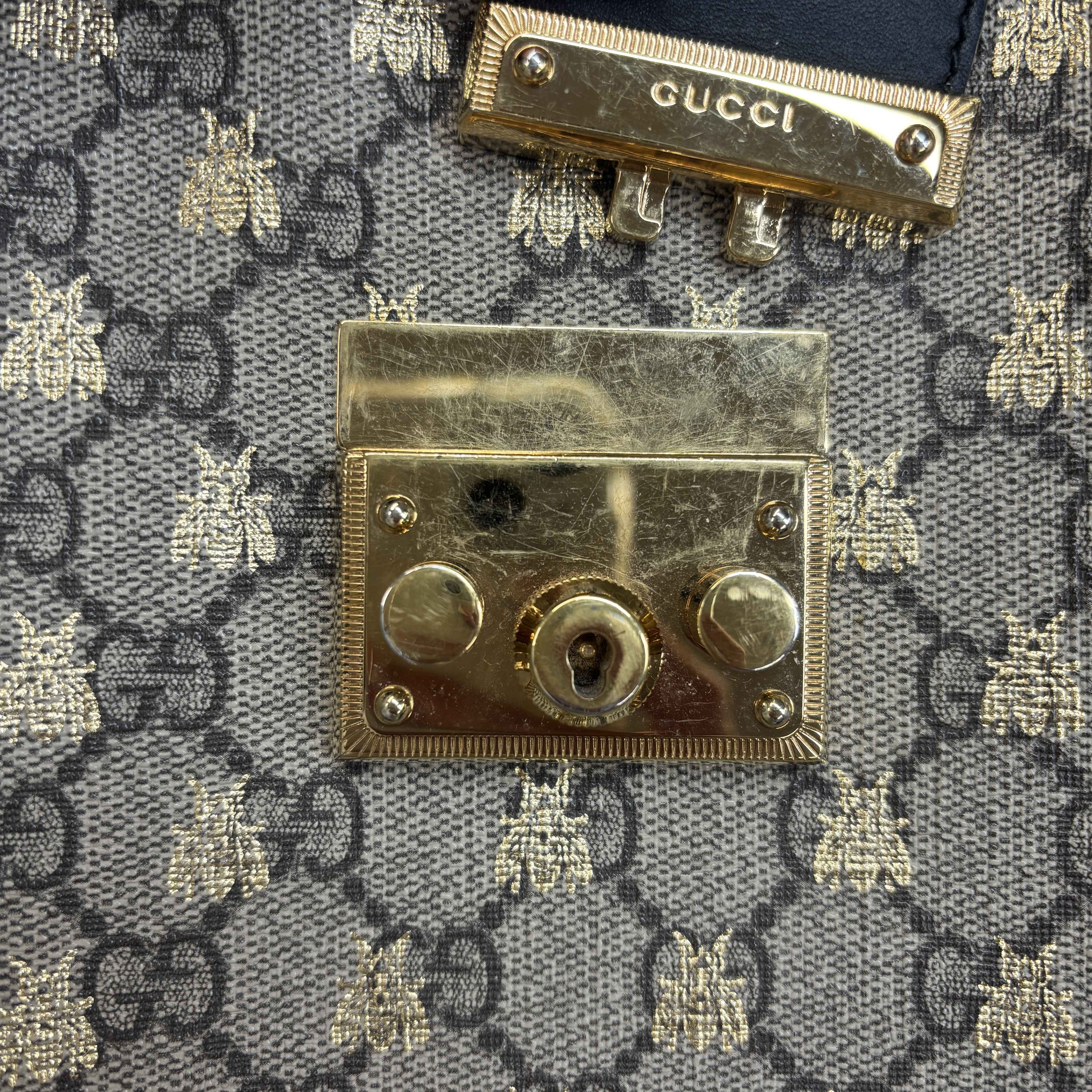 Women's Padlock Gg Supreme Bee Tote Bag Black