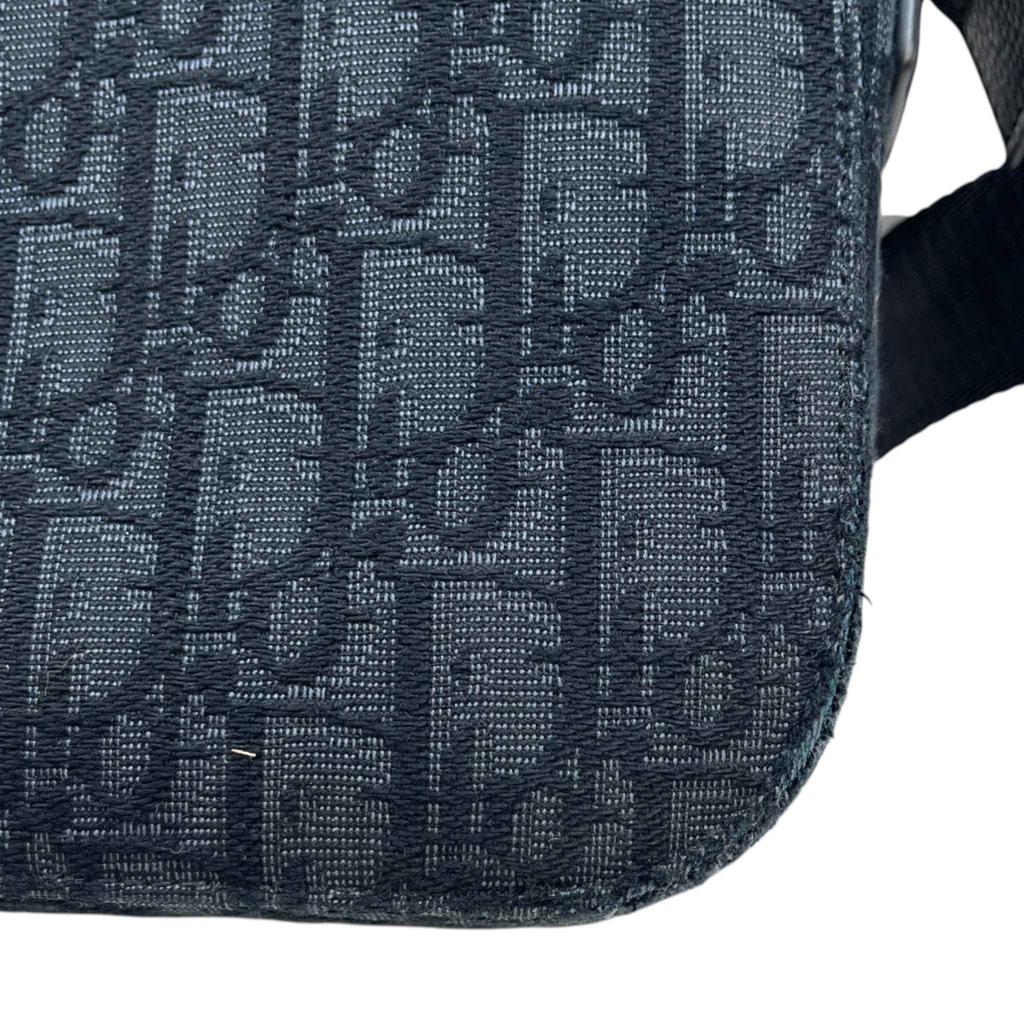 Men's Small Saddle Messenger Bag Black