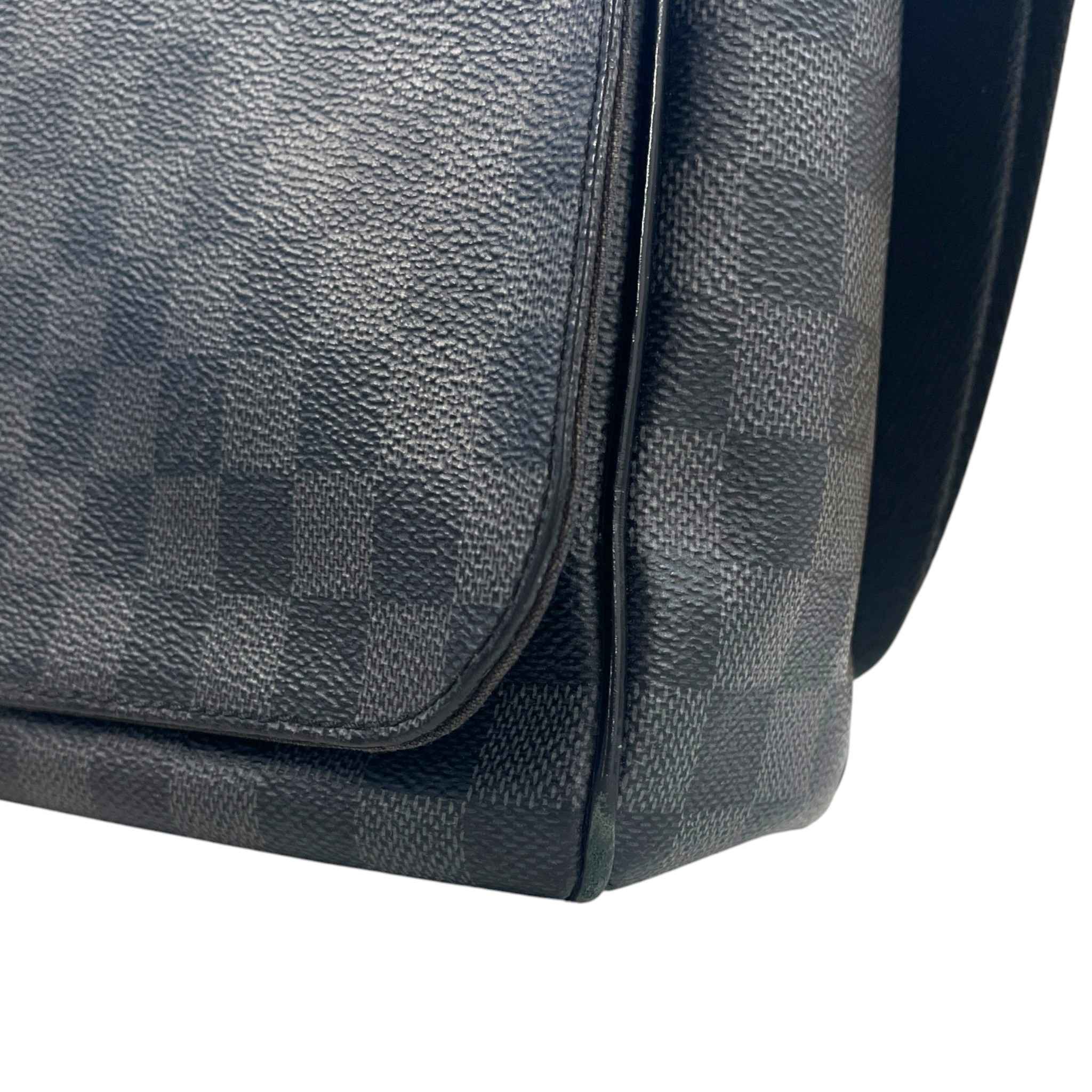 Men's Damier Graphite District Mm Messenger Bag Black