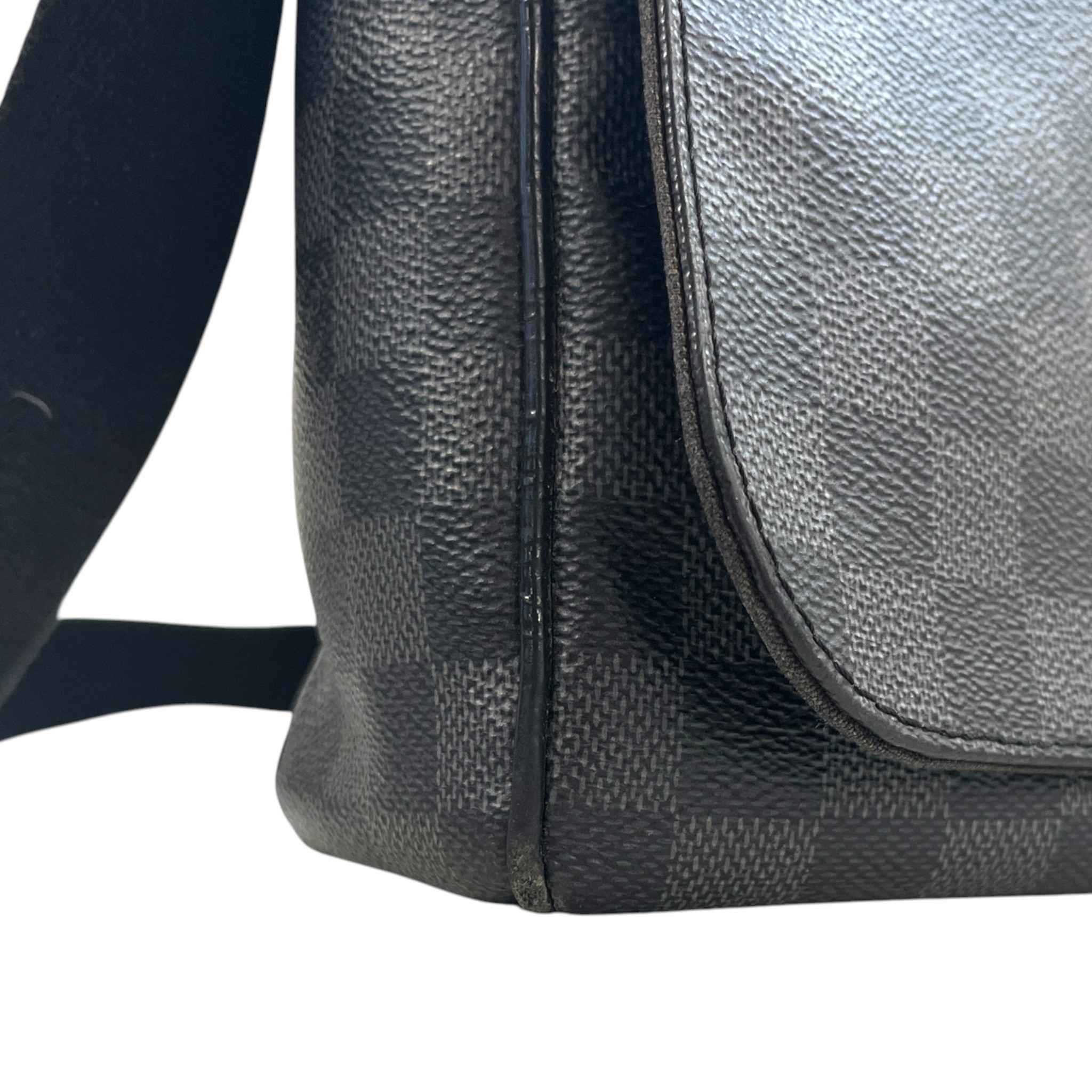 Men's Damier Graphite District Mm Messenger Bag Black