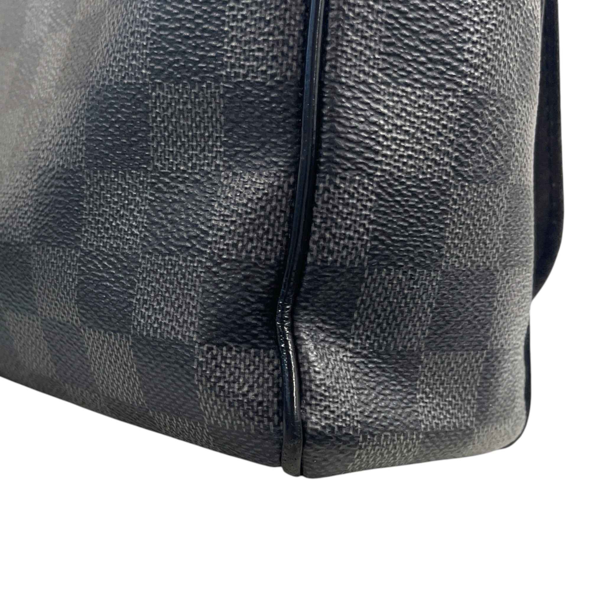 Men's Damier Graphite District Mm Messenger Bag Black