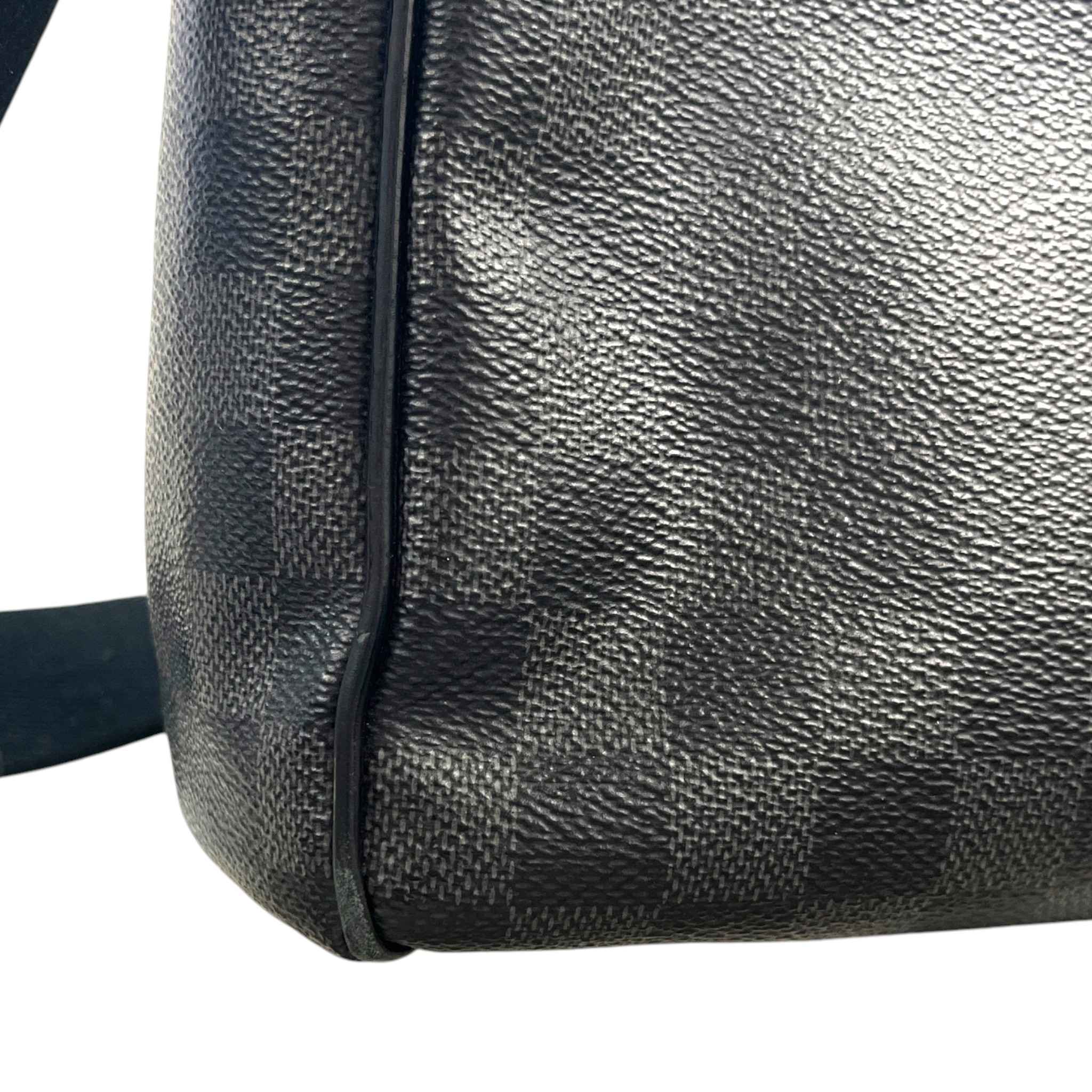 Men's Damier Graphite District Mm Messenger Bag Black