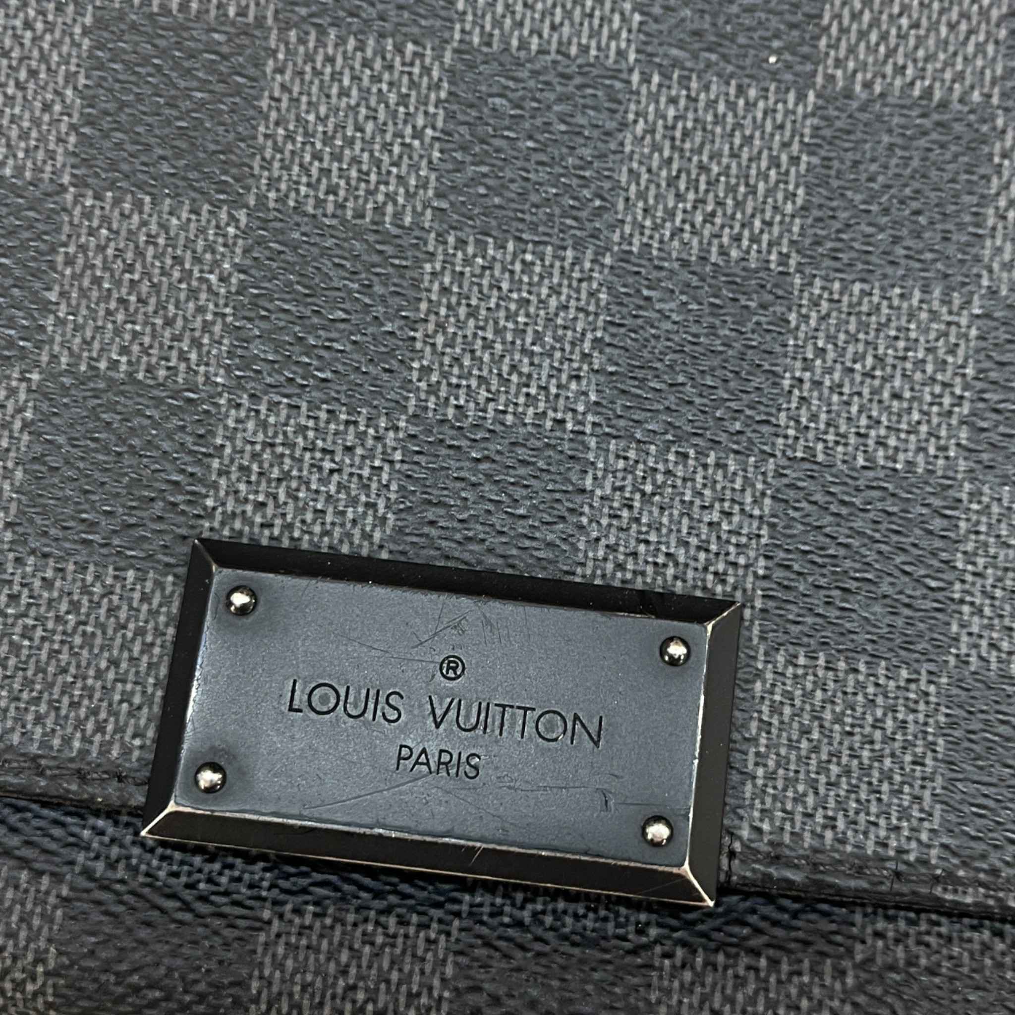 Men's Damier Graphite District Mm Messenger Bag Black