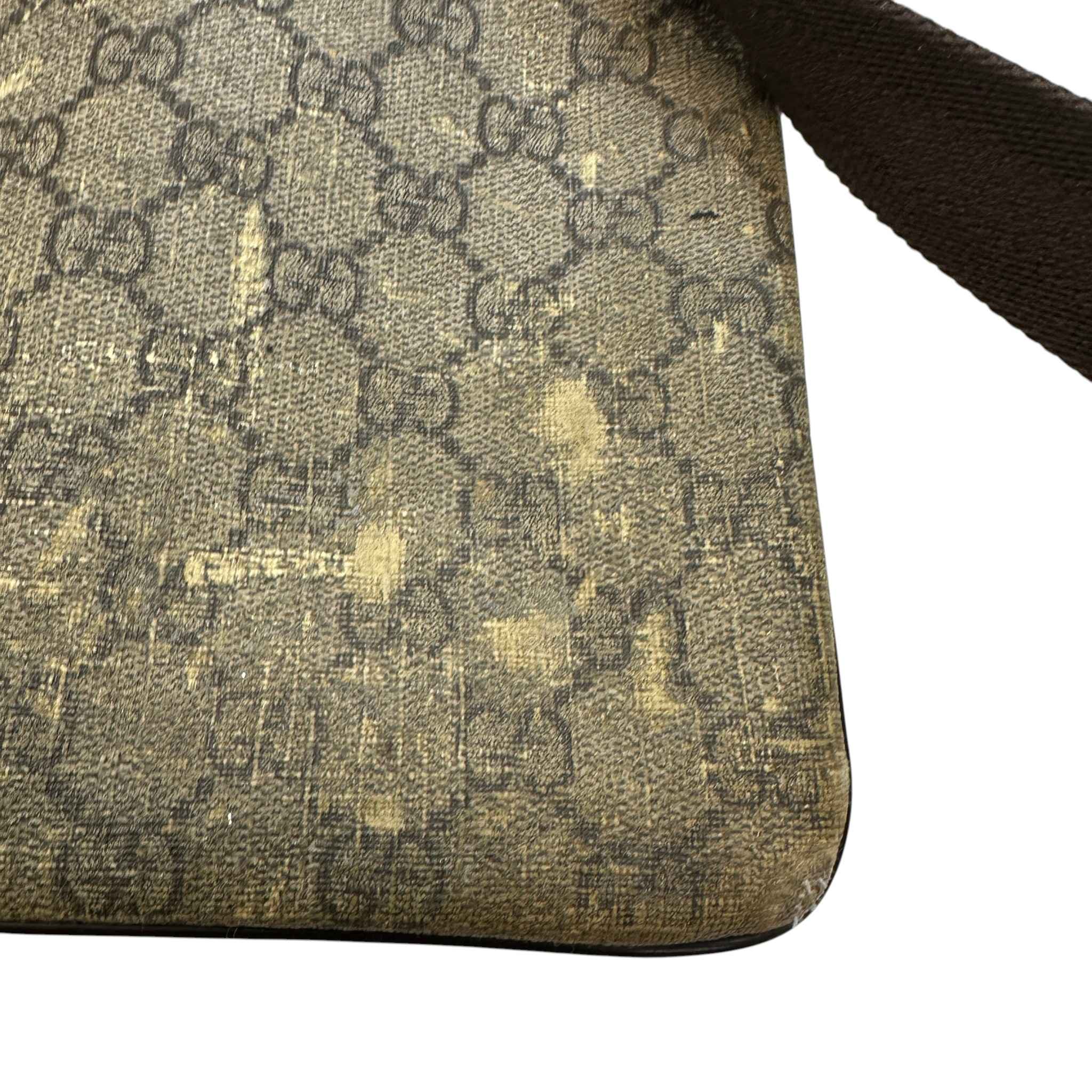 Men's Gg Supreme Messenger Bag Beige