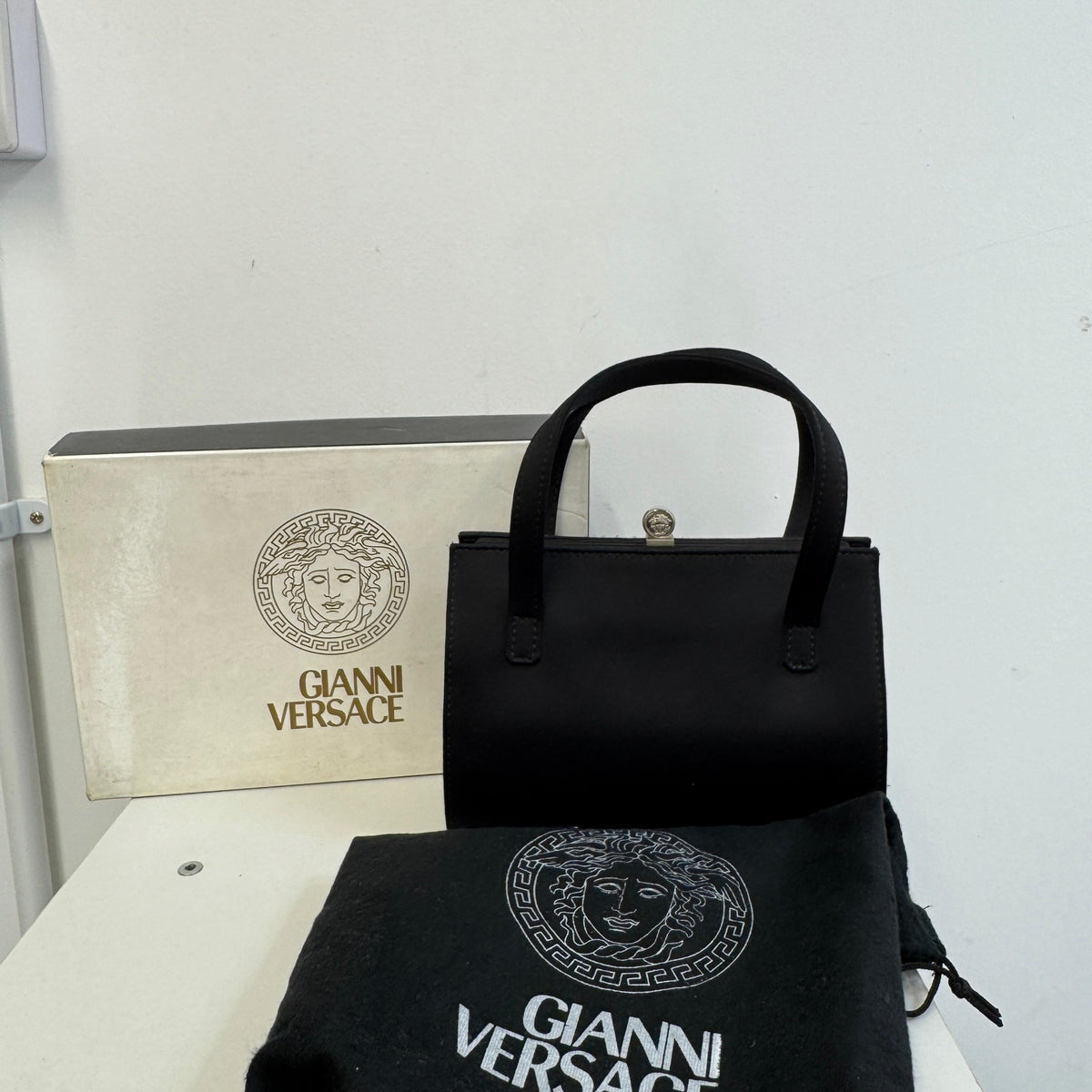 Women's Medusa Clasp Handbag Black - Photo 13
