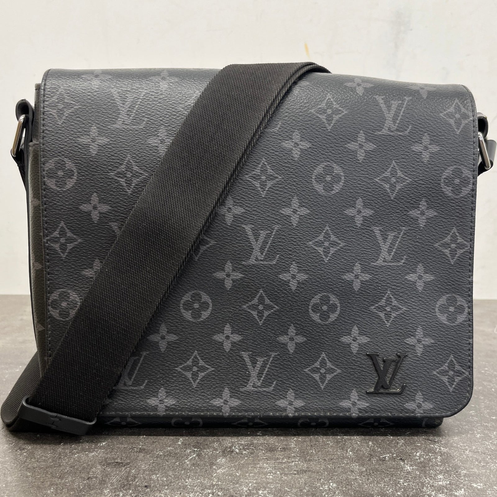 Louis Vuitton Men's Monogram Eclipse District PM Messenger Bag Grey - Photo 12