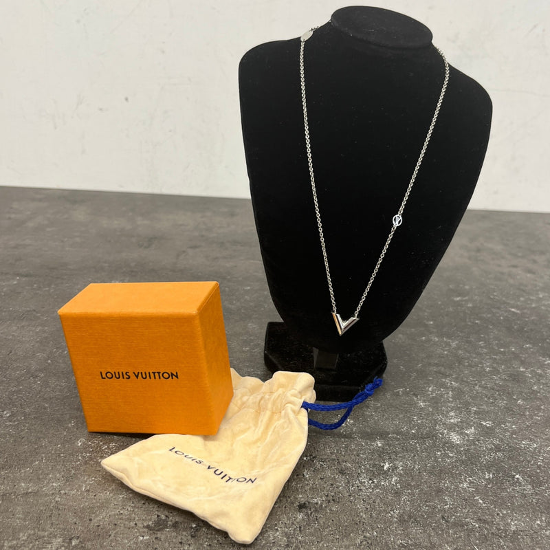 Women's Essential V Supple Necklace Silver