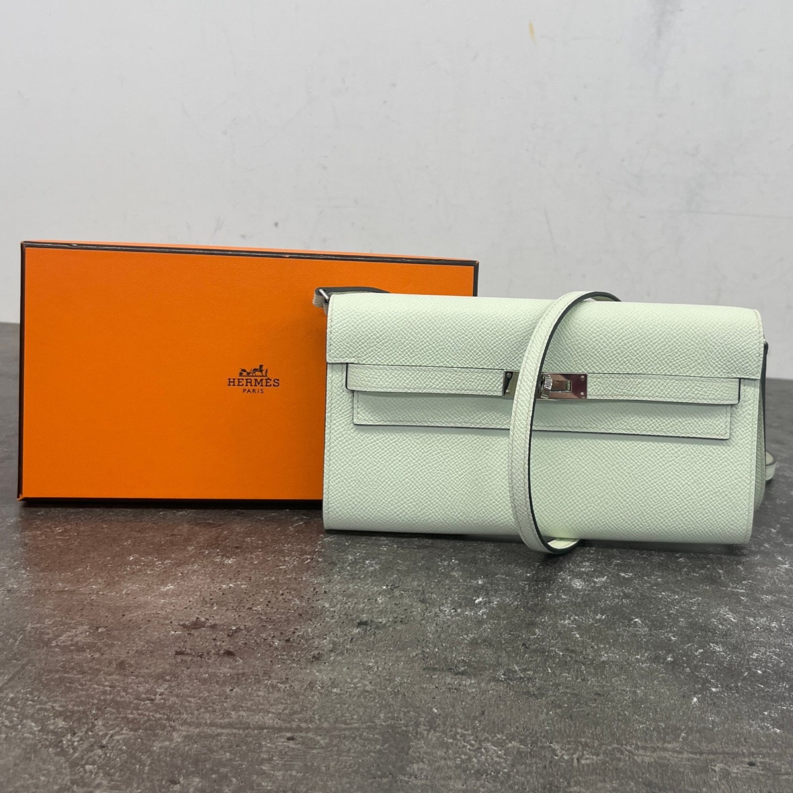 Women's Kelly To Go Epsom Vert Fizz PHW Clutch Green - Photo 12