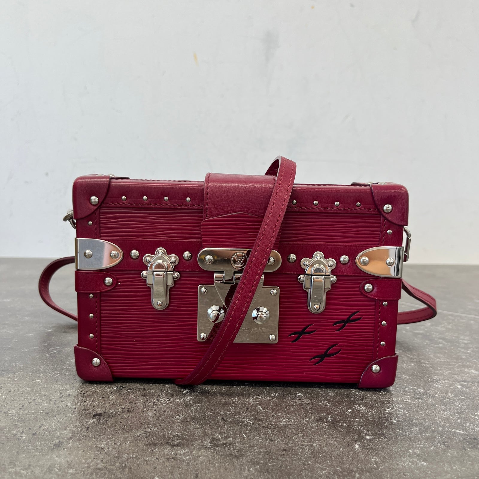 Women's Fuchsia Epi Petite Malle Trunk Bag Burgundy - Photo 12