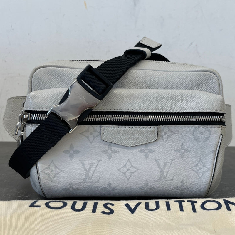 Men's Monogram Taiga outdoor Messenger Bag Grey