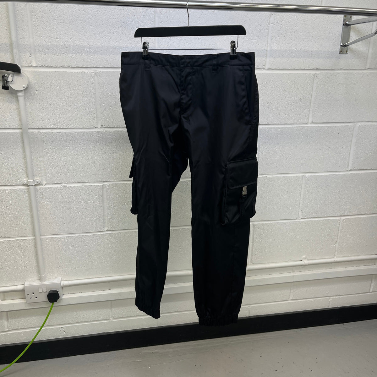 Men's Re-Nylon Plaque Logo Trousers Black Size XL / W36 - Photo 5