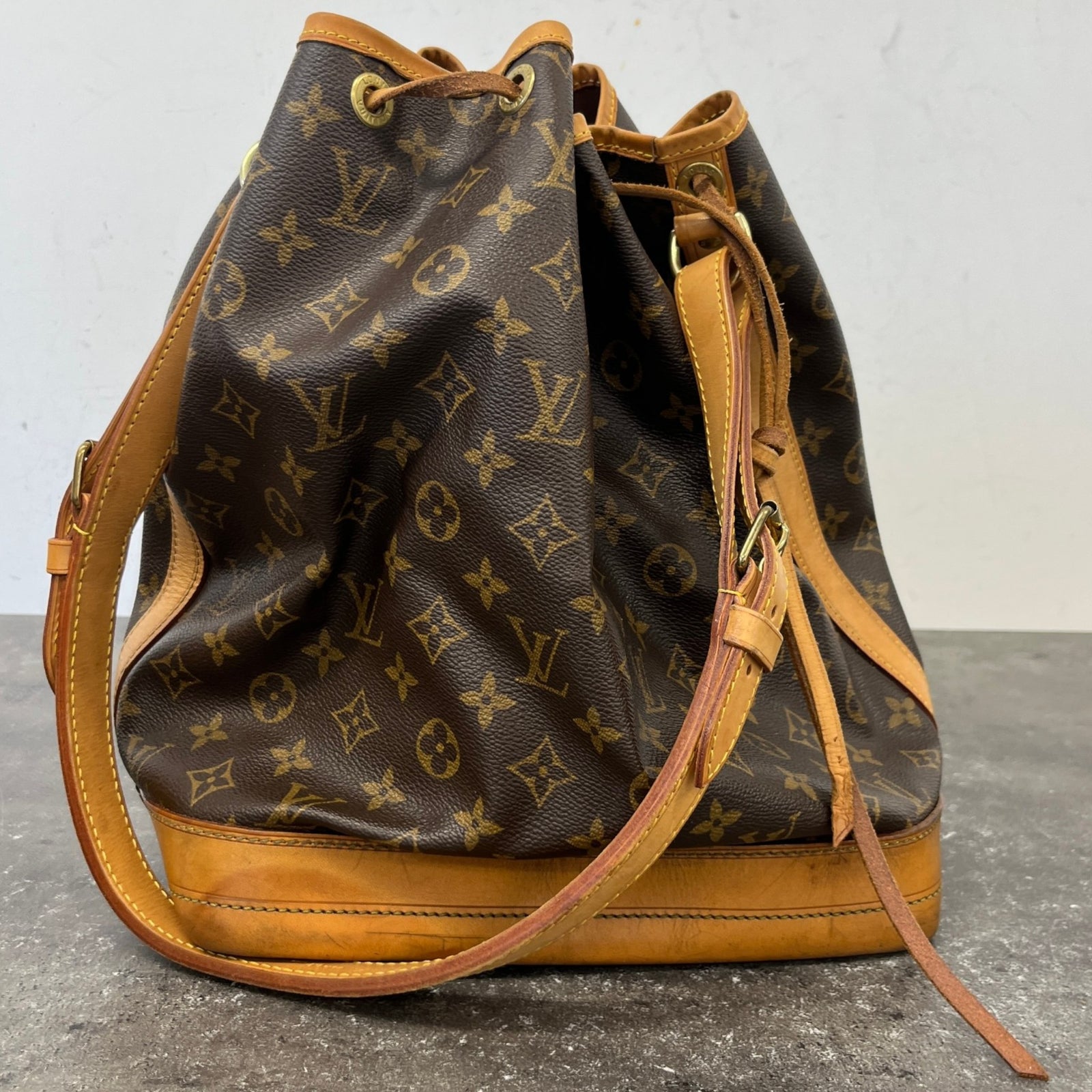 Women's Monogram Noe Bucket Bag Brown - Photo 12