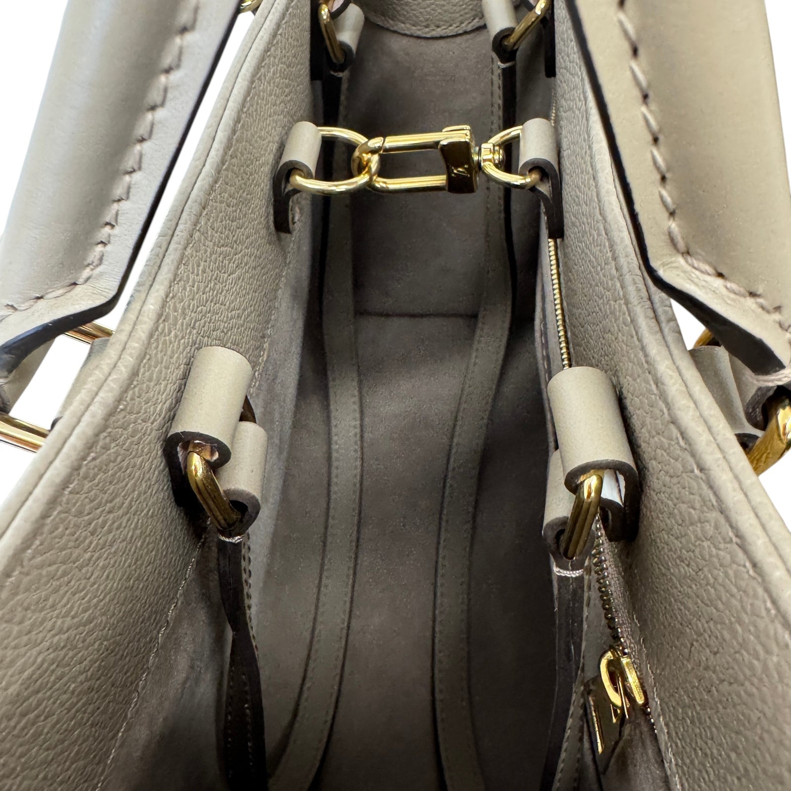 Women's Monogram OnTheGo MM Handbag Beige - Photo 7