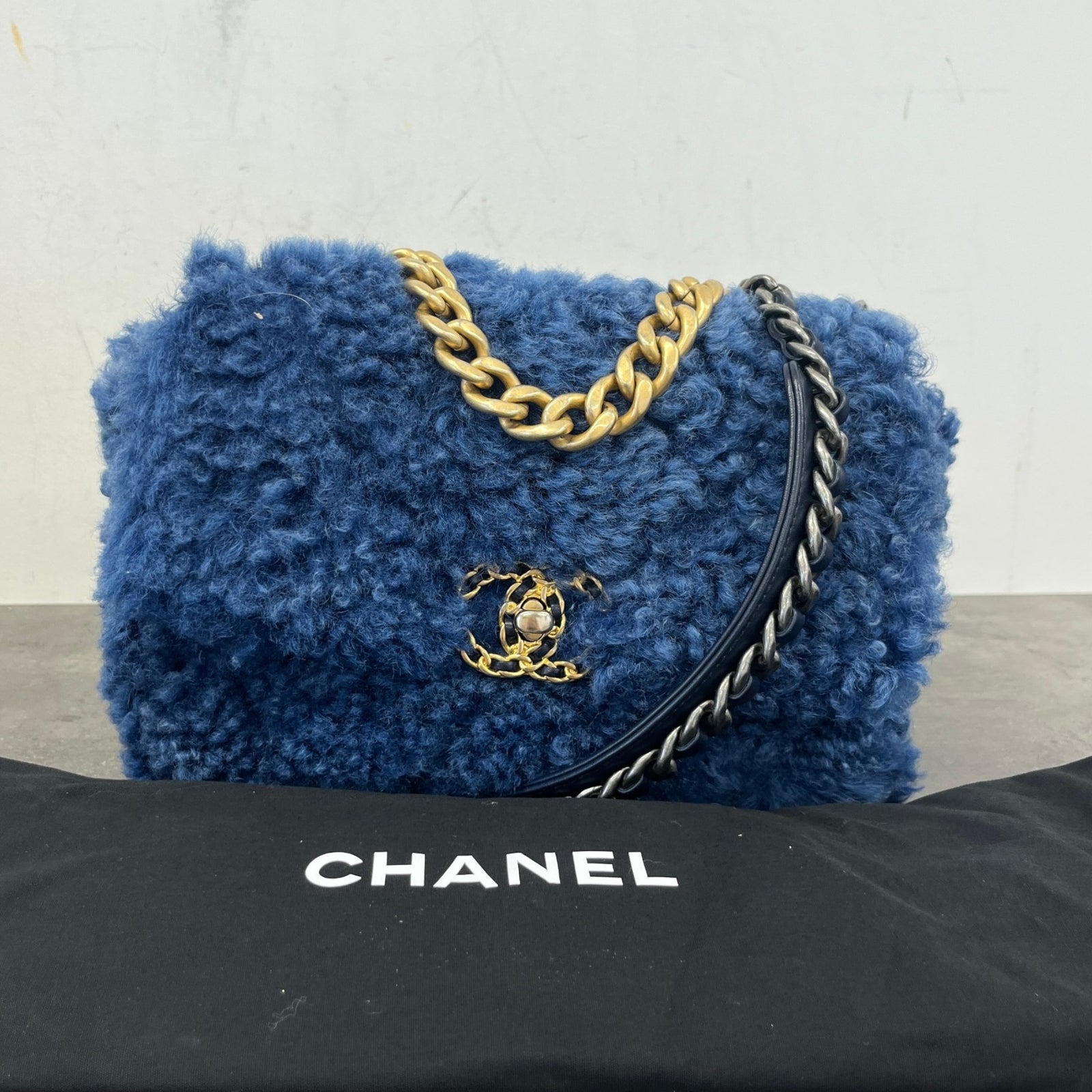 Women's Shearling Sheepskin Medium Chanel 19 Flap Bag Blue - Photo 14