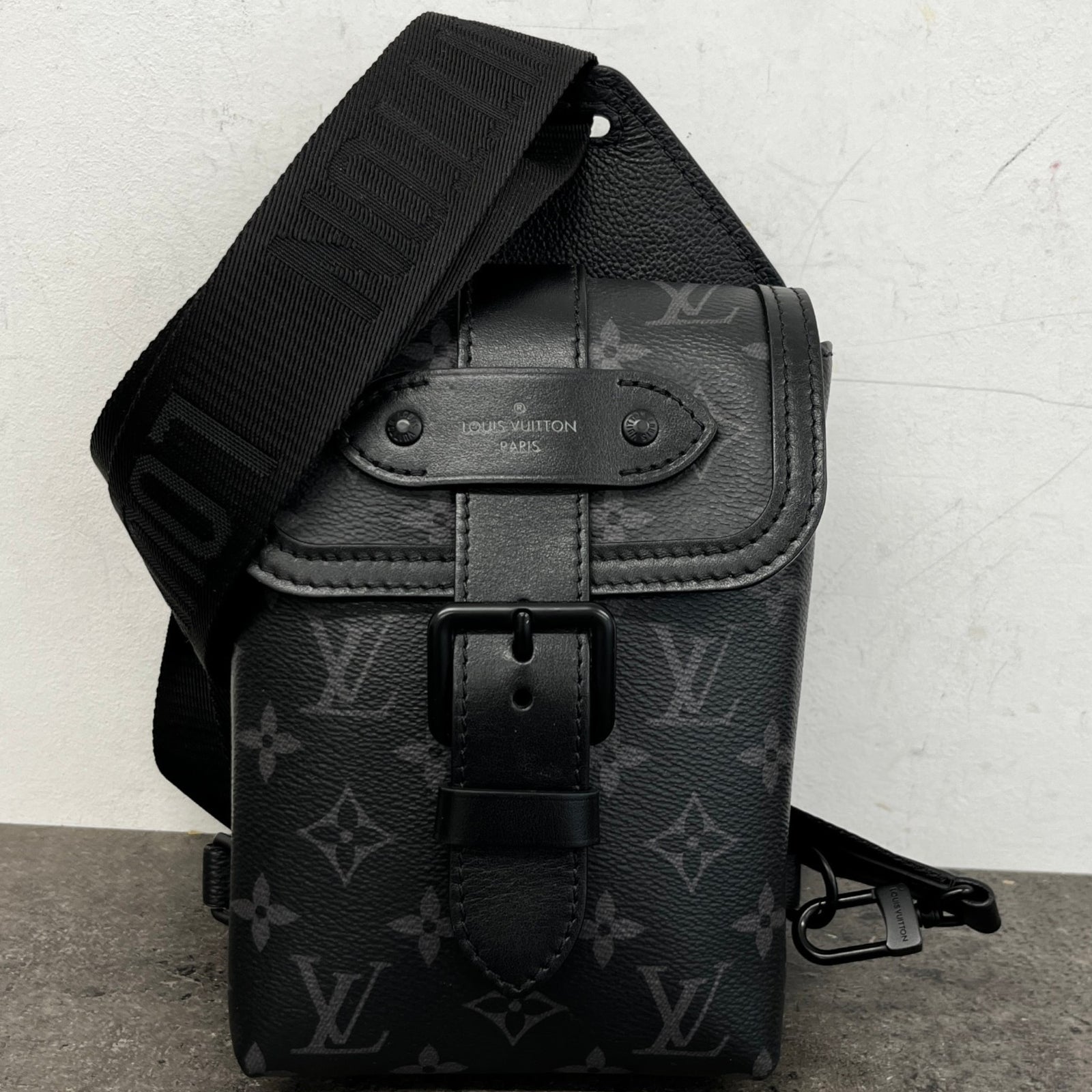 Men's Monogram Eclipse Saumur Slingbag Bag Charcoal - Photo 10