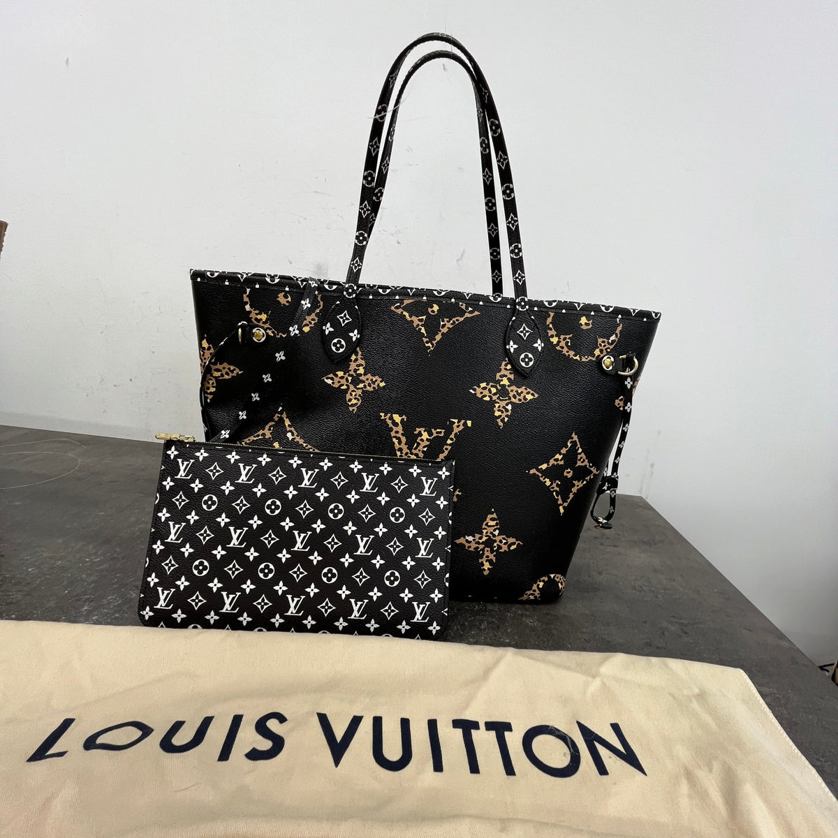 Women's Monogram Jungle Neverfull MM Handbag Black - Photo 13