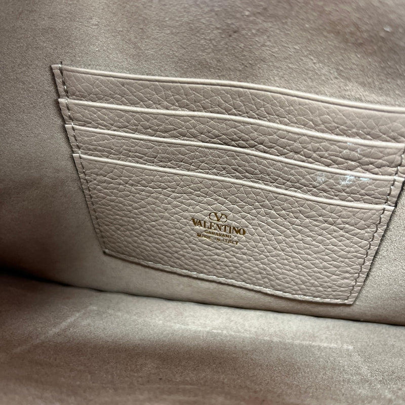Women's Rockstud Envelope Clutch Nude
