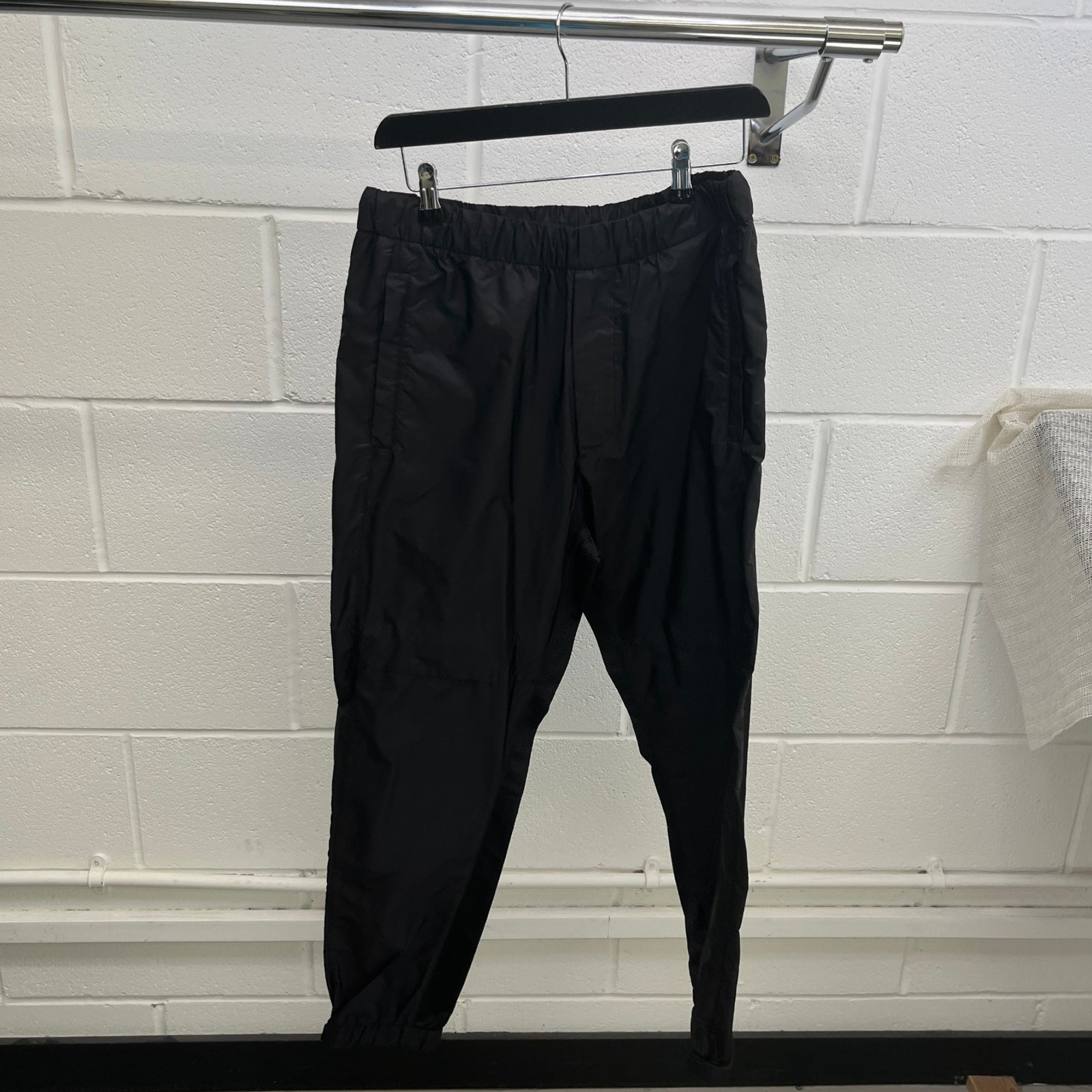 Men's Re-Nylon Plaque Logo Trousers Black Size M / W32 - Photo 8