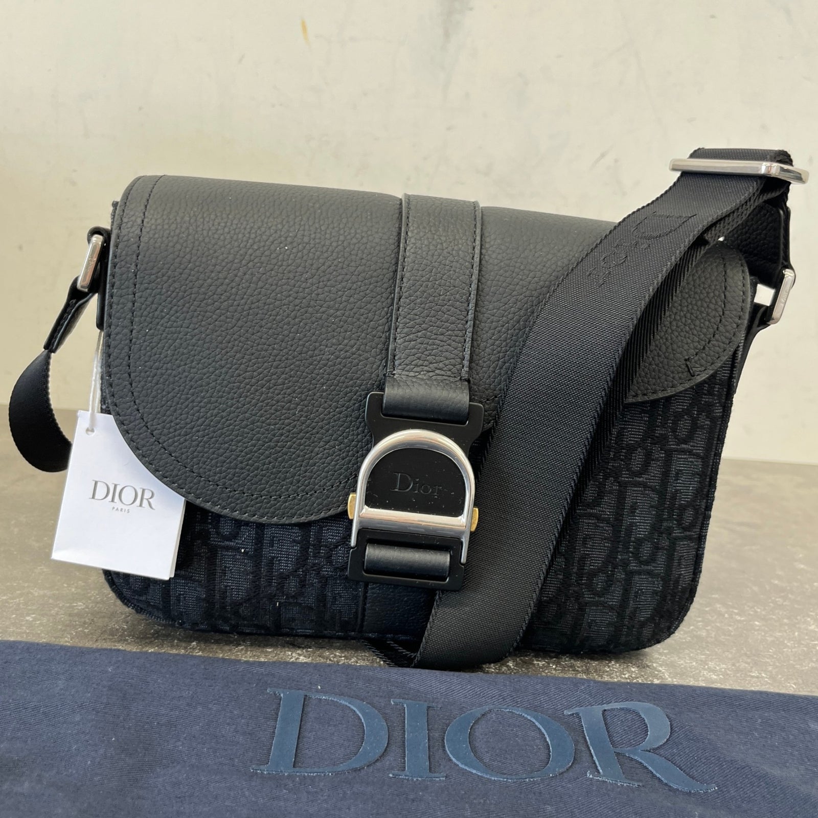 Men's Oblique Saddle Heritage Messenger Bag Black - Photo 15