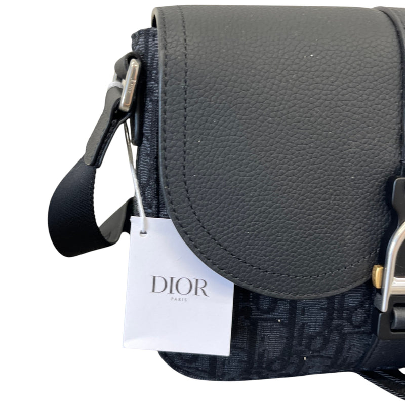 Men's Oblique Saddle Heritage Messenger Bag Black