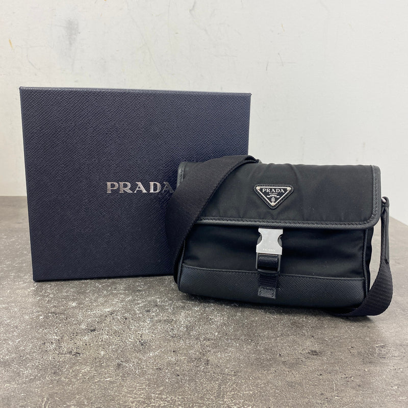 Men's Re-Nylon Plaque Logo Messenger Bag Black