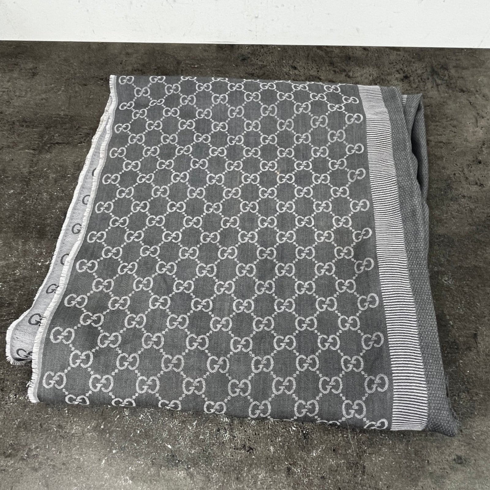 Women's Gg Supreme Shawl Scarf Grey - Photo 5