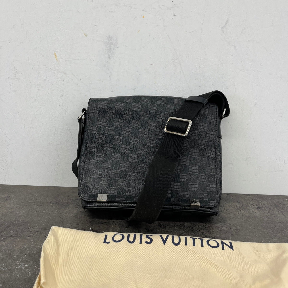 Men's Damier Graphite District PM Messenger Bag Black - Photo 10