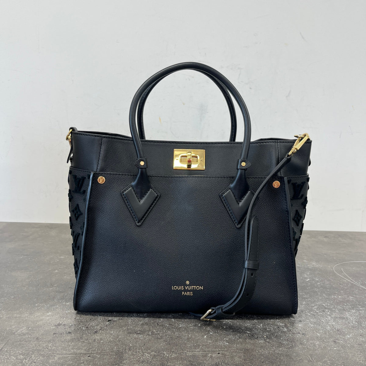 Women's On My Side MM Handbag Black - Photo 13