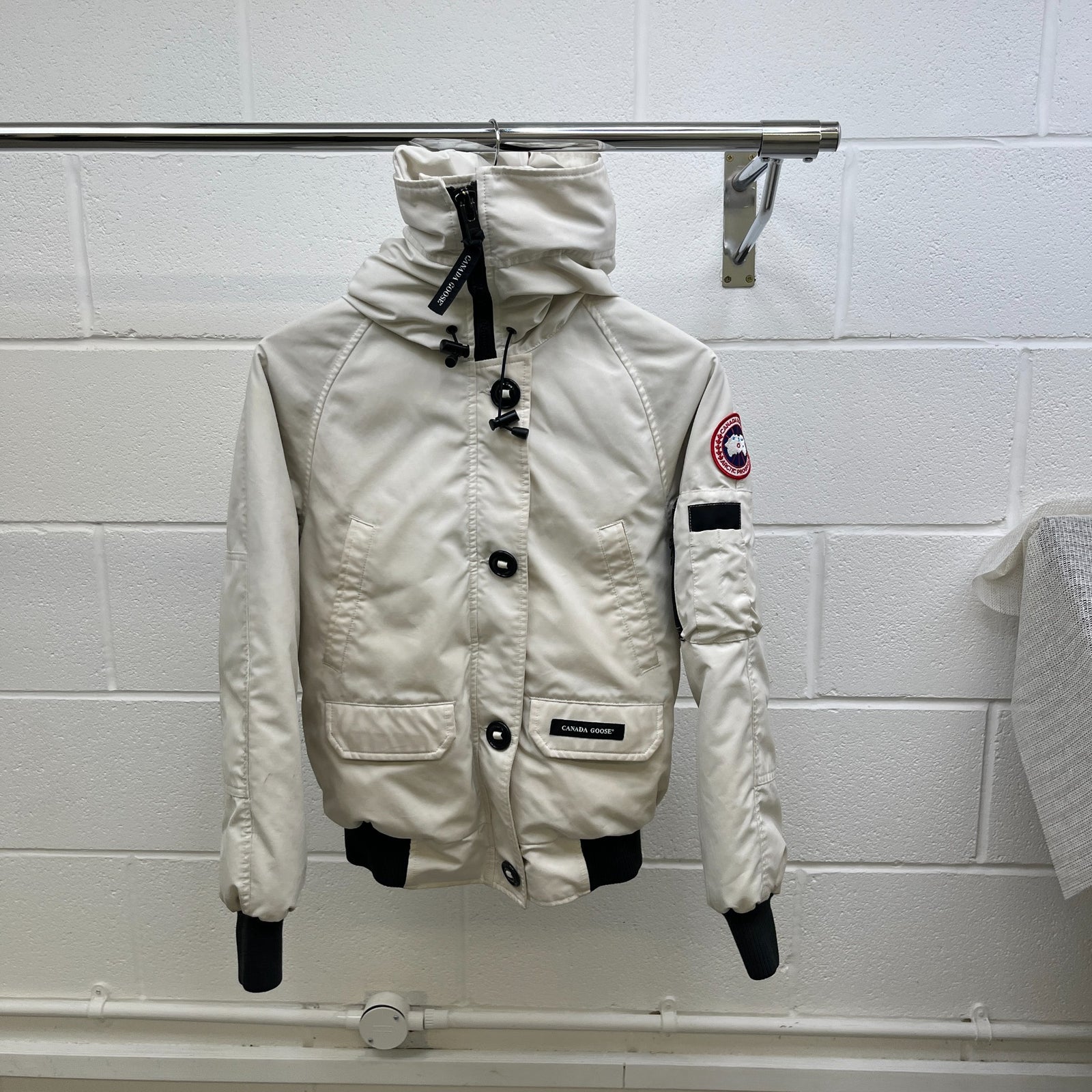 Women's Chilliwack Bomber Down Jacket White Size S - Photo 9