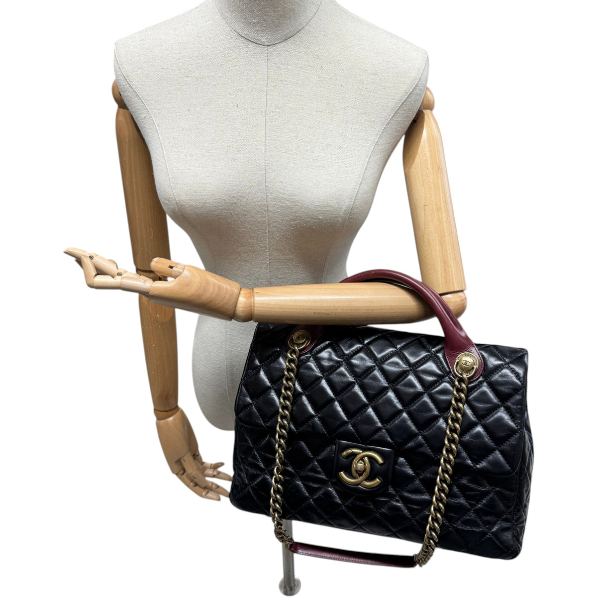Women's Medium Castle Rock Flap Handbag Black - Photo 2