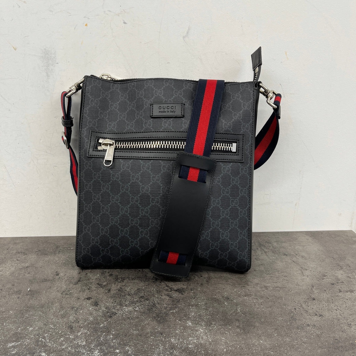 Men's GG Supreme Messenger Bag Black - Photo 11