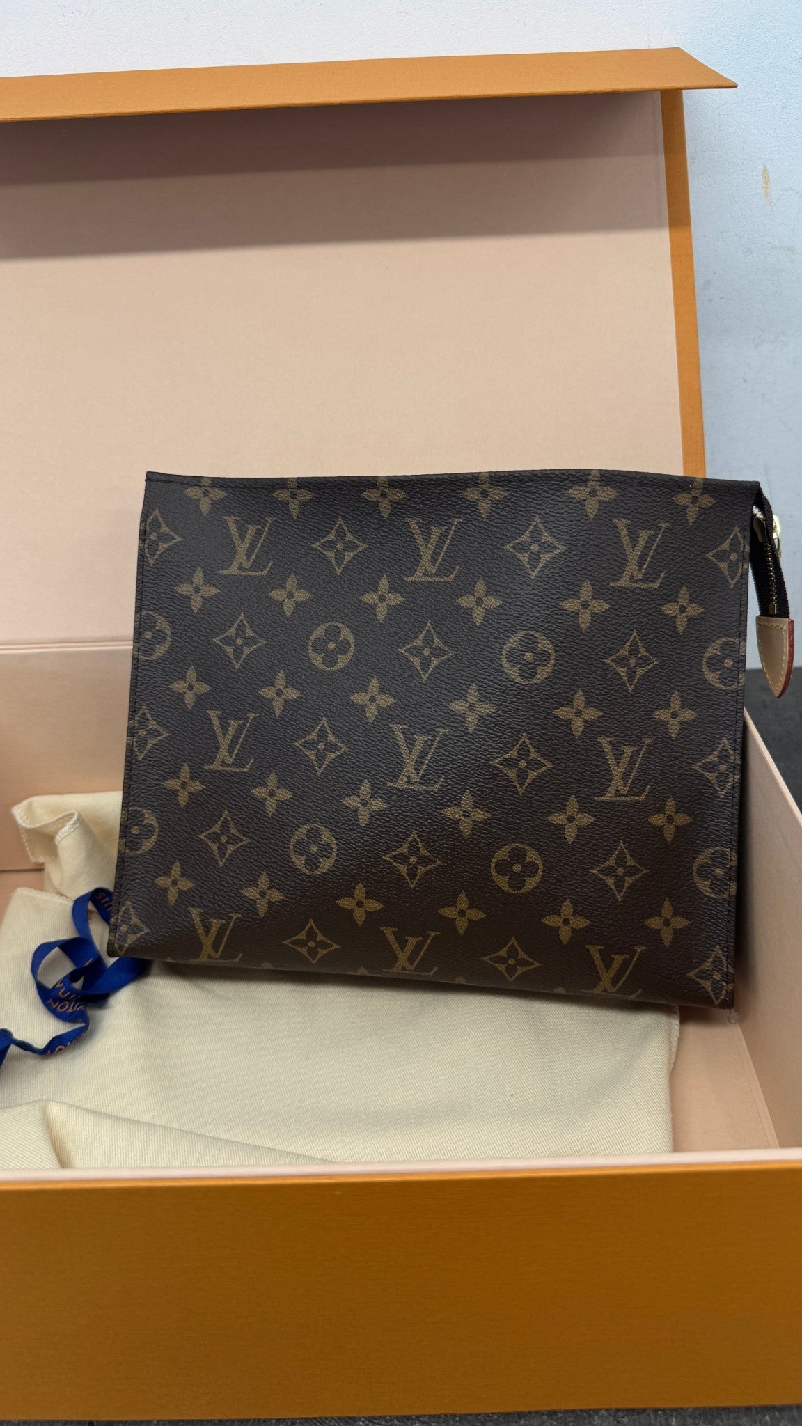 Women's Monogram Poche Toilette 26 Clutch Brown - Photo 10