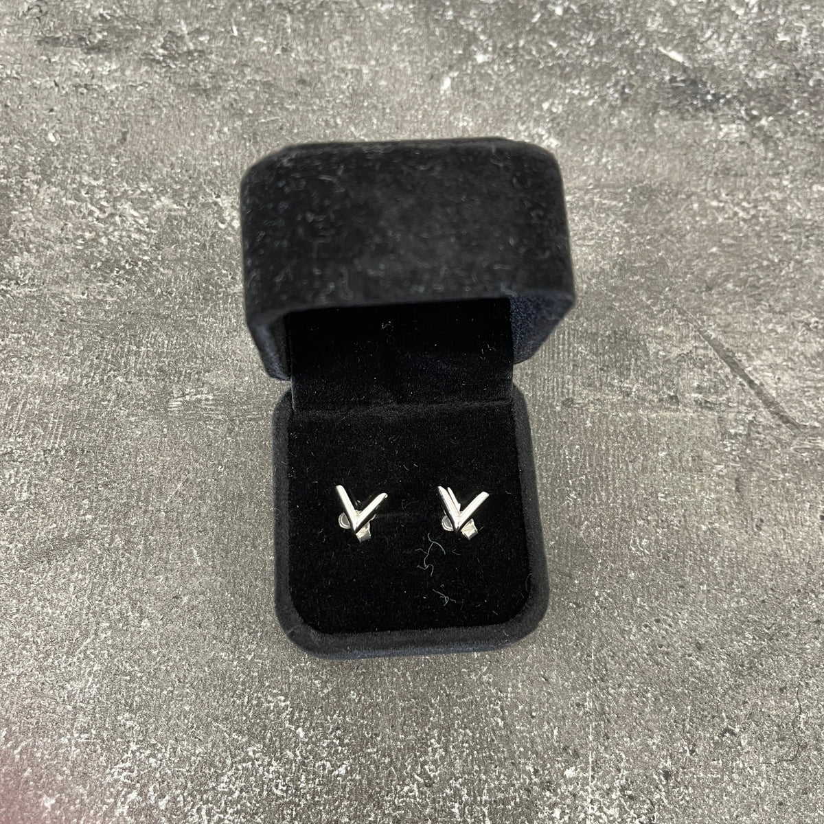 Women's Essential V Earrings Silver - Photo 9