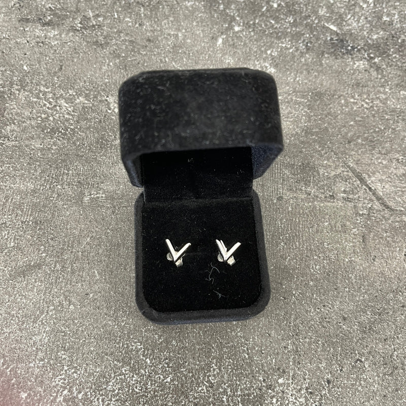 Women's Essential V Earrings Silver