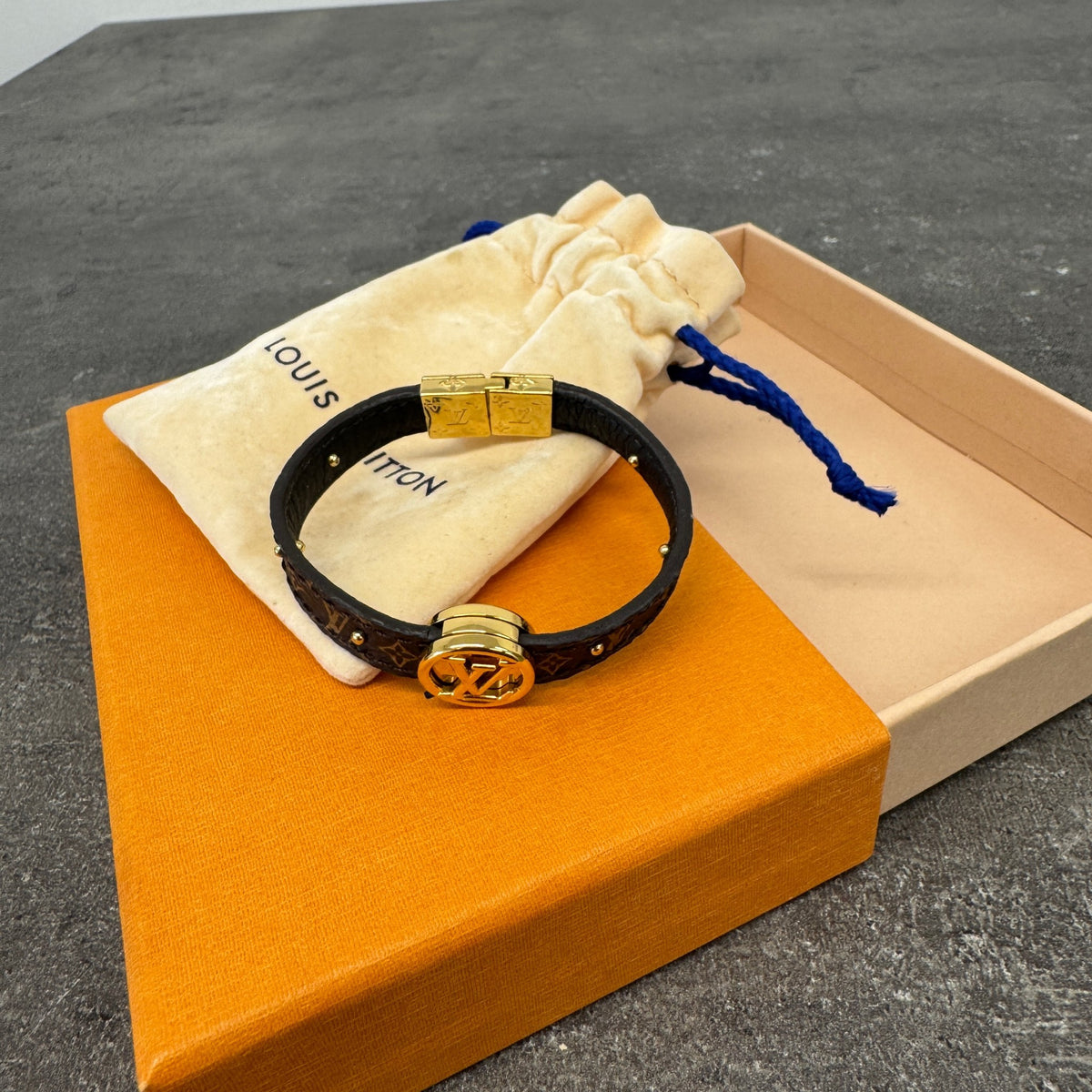 Women's LV Circle Reversible Bracelet Brown - Photo 6