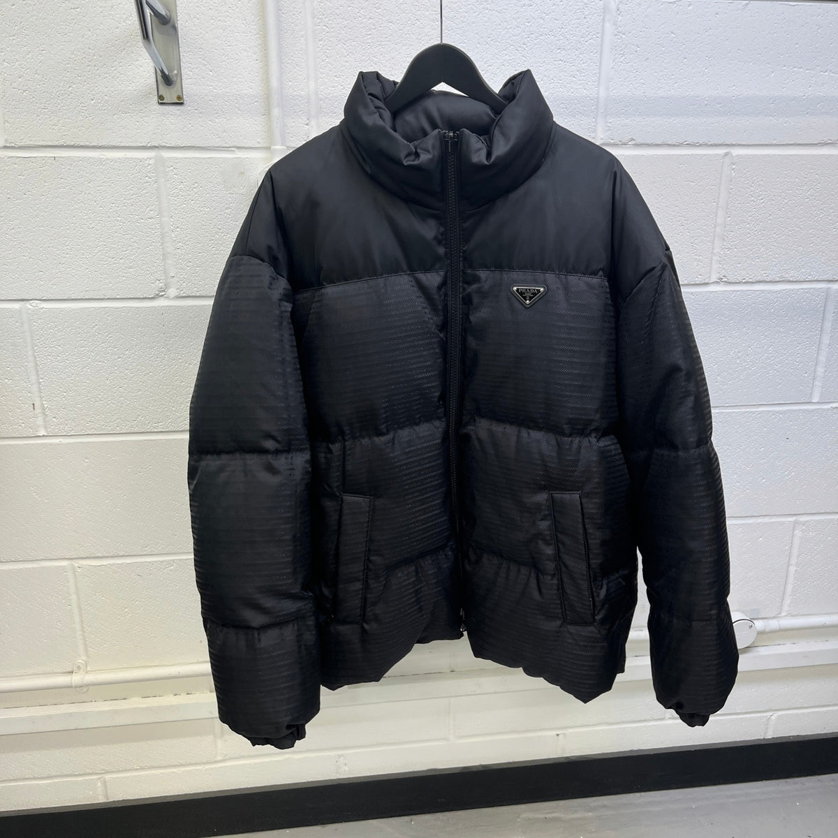 Men's Re-Nylon Plaque Logo Reversible Down Jacket Black Size XXL - Photo 10