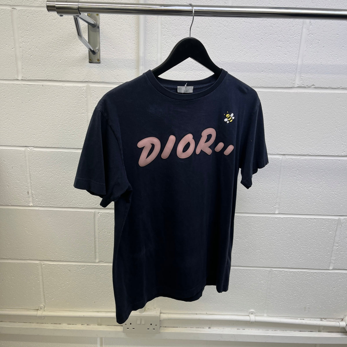 Men's x Kaws Bee Embroidered T-Shirt Navy Size XS - Photo 7