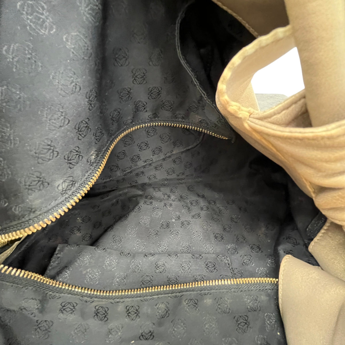 Women's Anagram Logo Handbag Gold - Photo 12