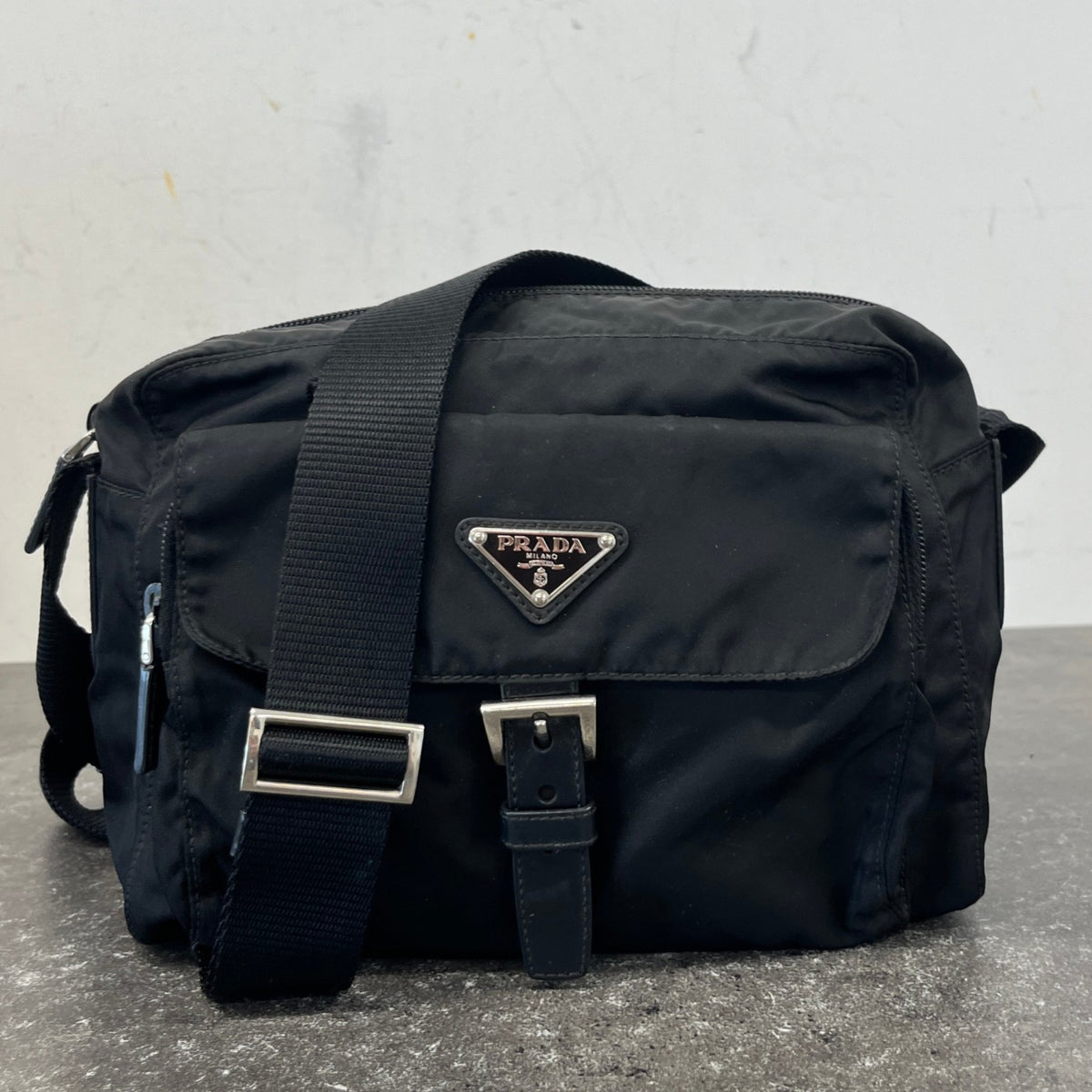 Men's Re-Nylon Plaque Logo Messenger Bag Black - Photo 13