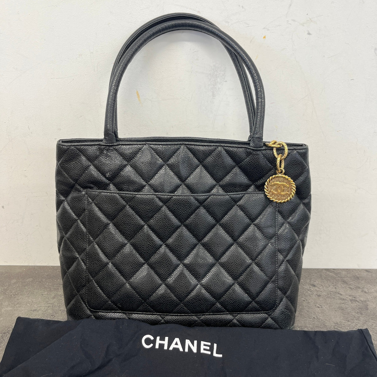 Women's Medallion Tote Handbag Black - Photo 14