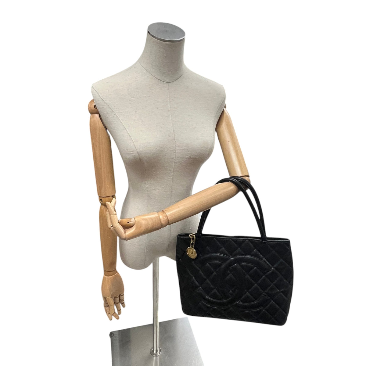 Women's Medallion Tote Handbag Black - Photo 2