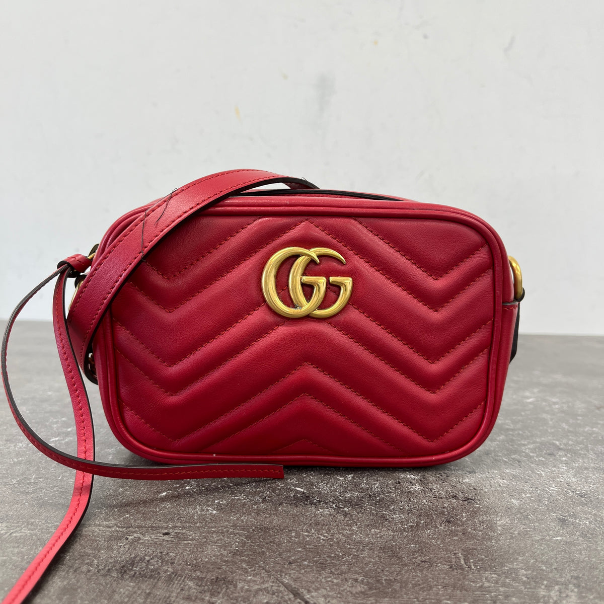Women's Small GG Marmont Matelassé Crossbody Bag Red - Photo 12
